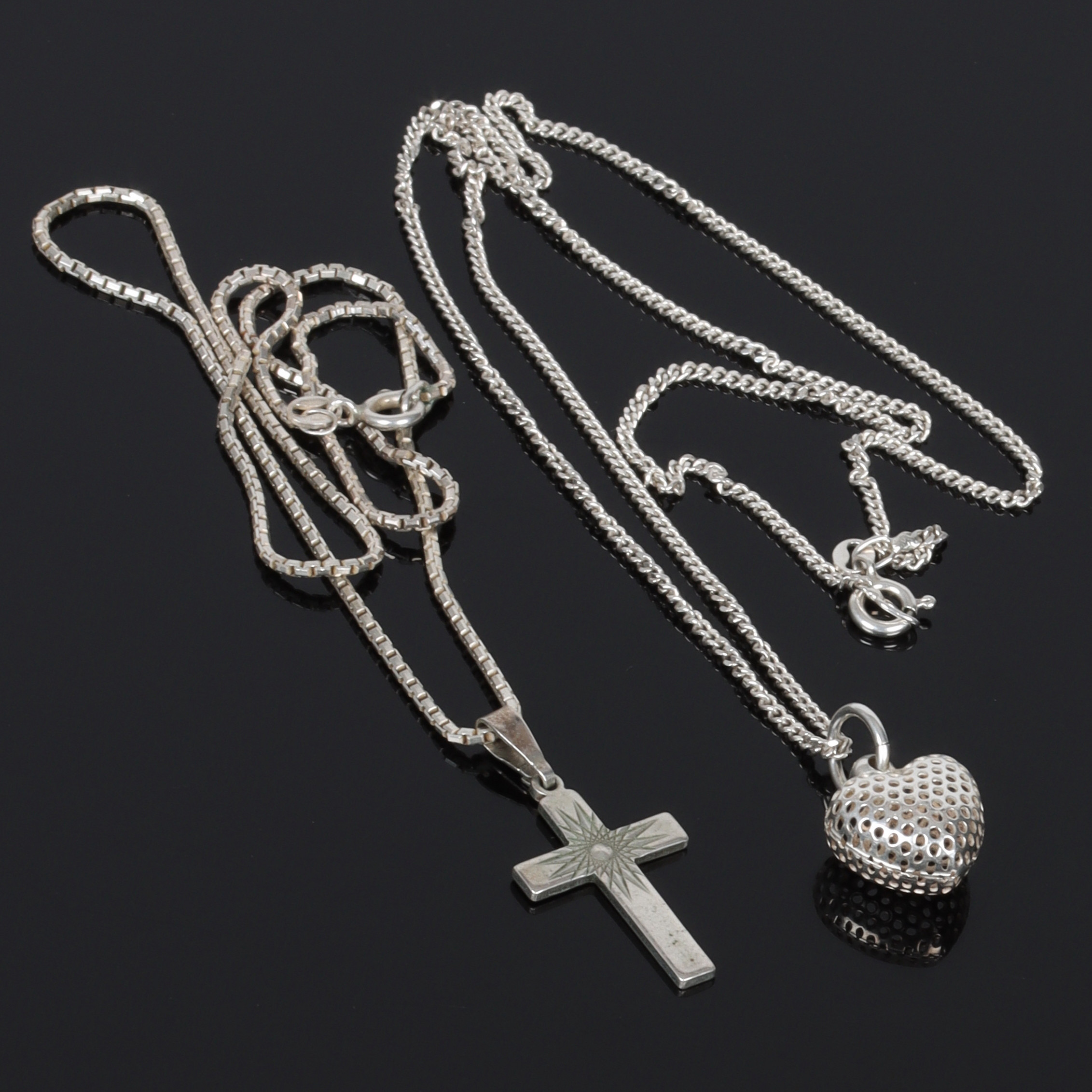 HÄNGEN, 2 st. med KEDJOR, silver, med hjärta och kors, bl.a. Handels AB IPO, Sundsvall. 1900-tal.