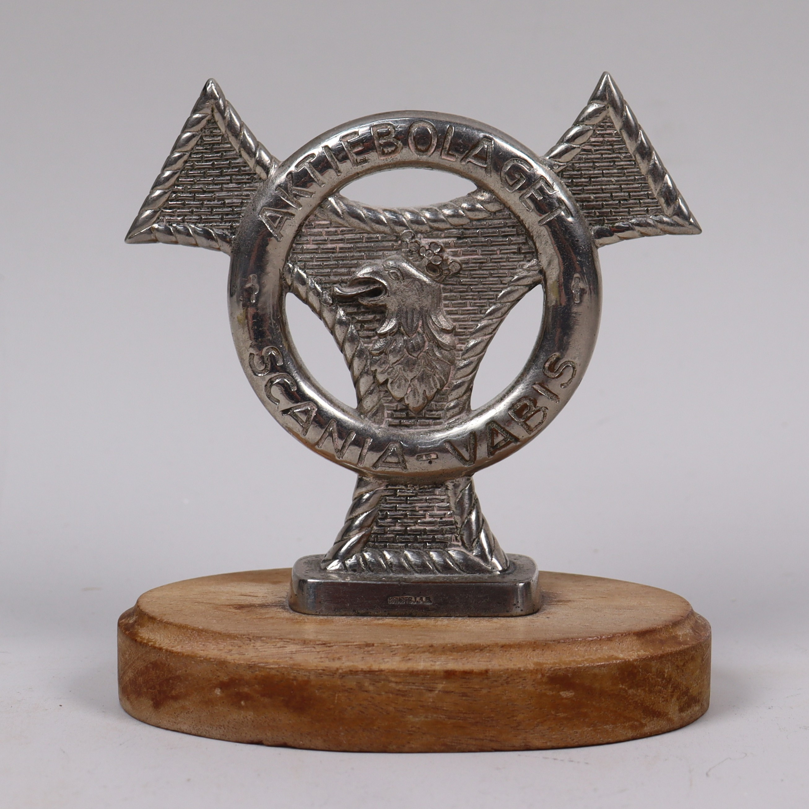 Scania-Vabis, kylaremblem/mascot, kromad metall på stensockel, dubbelsidig, 1920-tal.