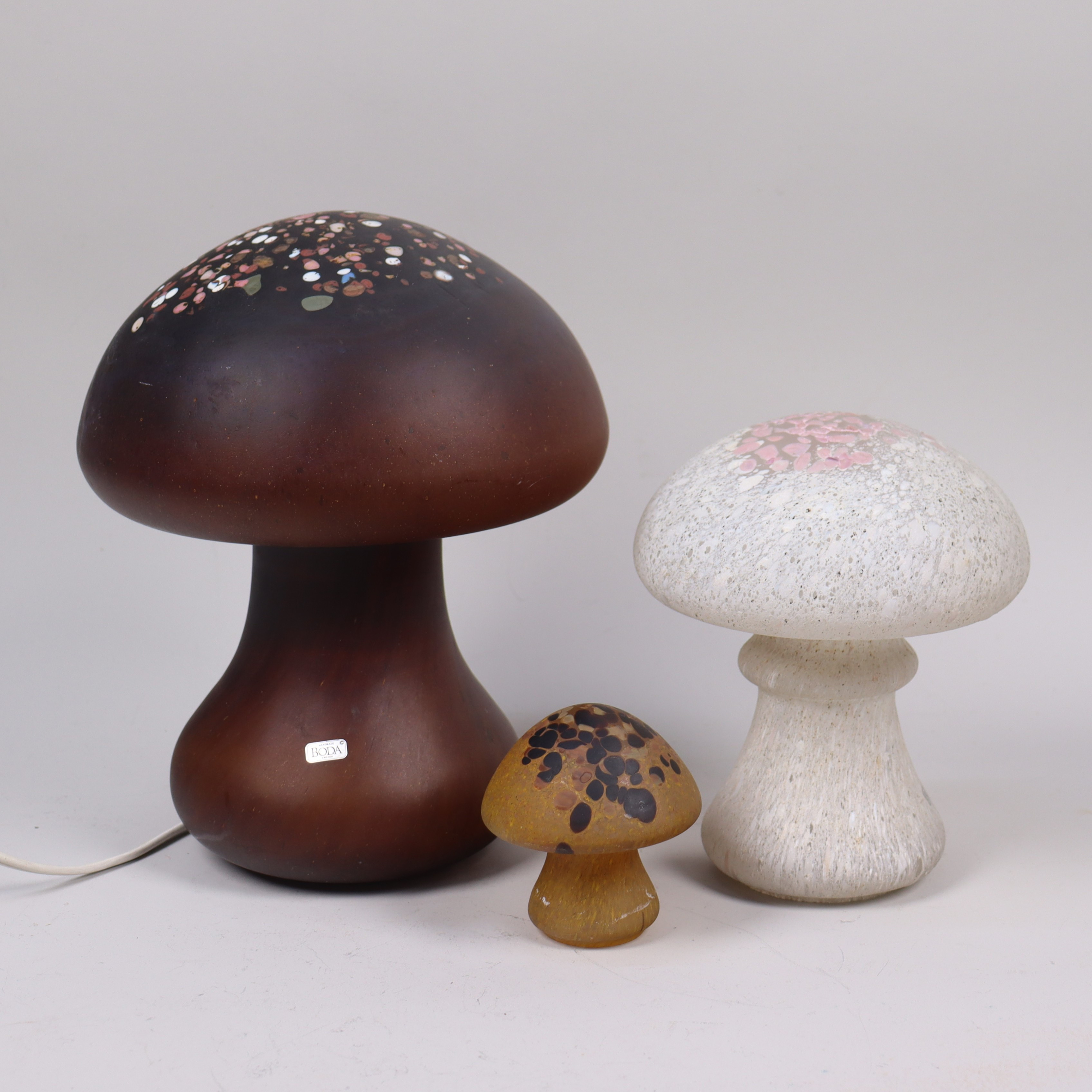 MONICA BACKSTRÖM. Kosta Boda, svampar i glas, 3 st.