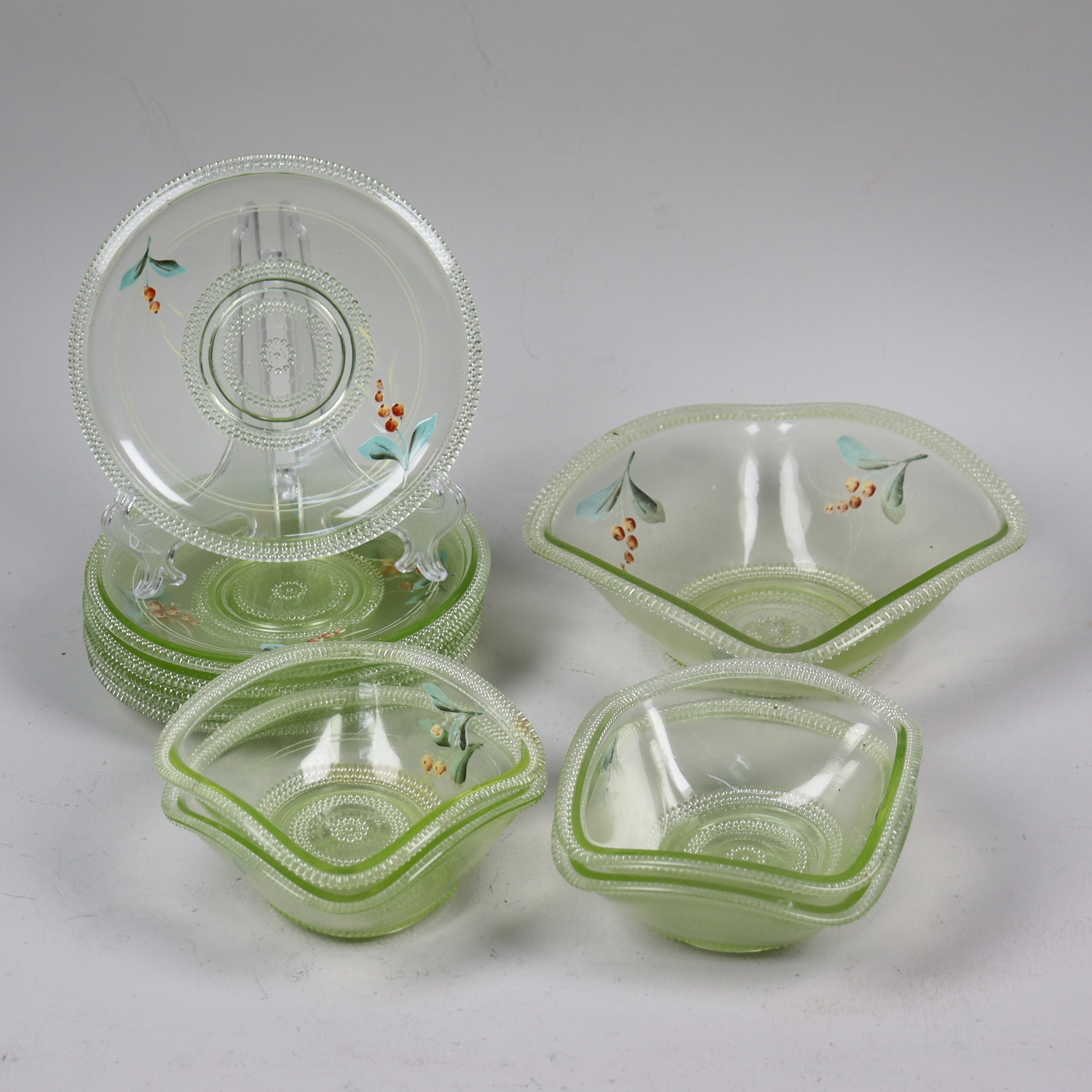 URANGLAS, troligen Trelleborgs Glasbruk, assietter och skålar med målad dekor, 11 delar.