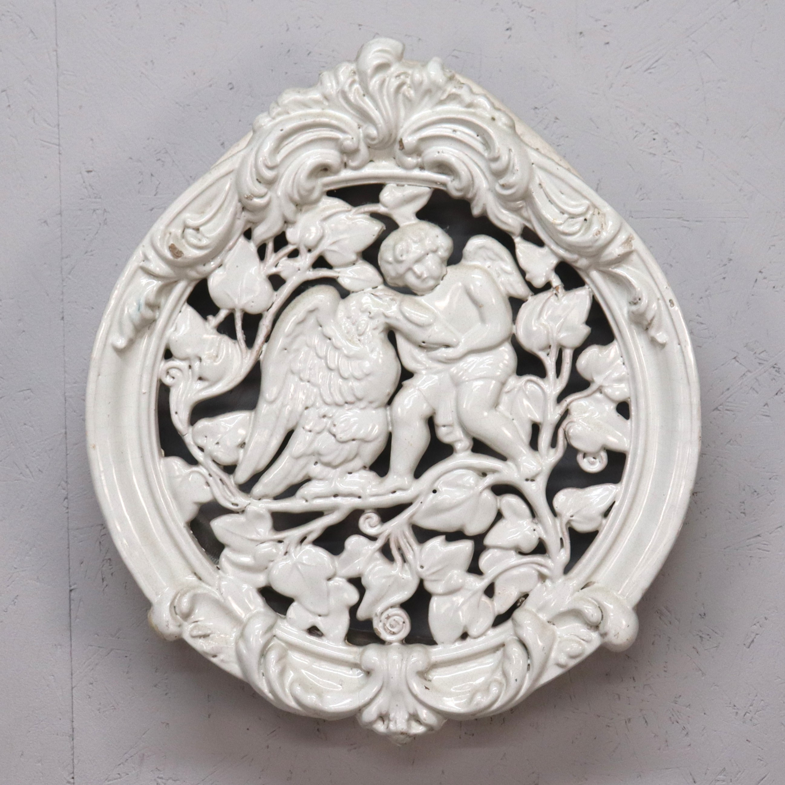 DEKORELEMENT, keramik, troligen till kakelugn, dekor av bladverk, fågel och kerub.