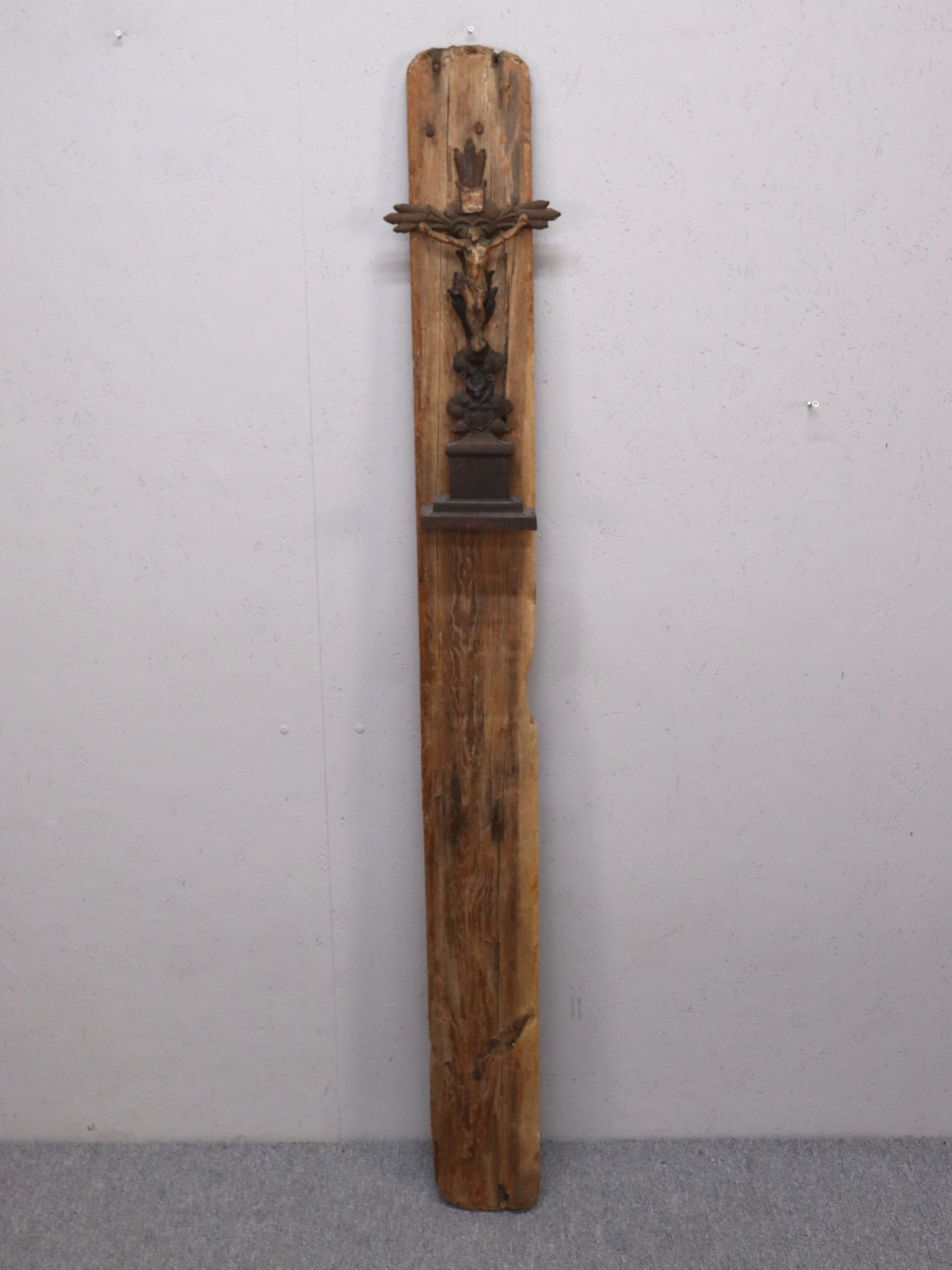 KRUCIFIX monterat på dekorativ bräda.