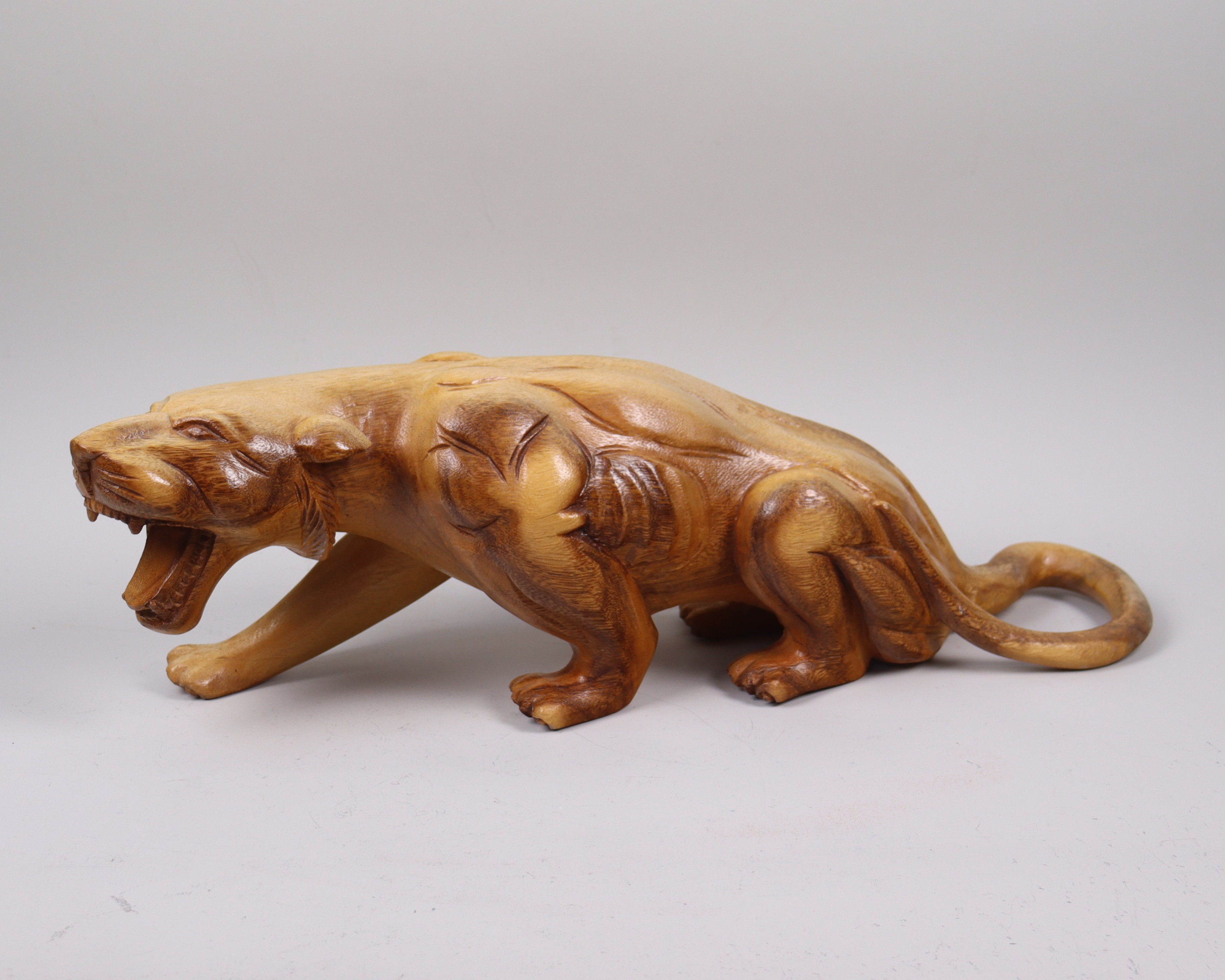 SKULPTUR, panter / lejon i snidat trä, 1900-tal.