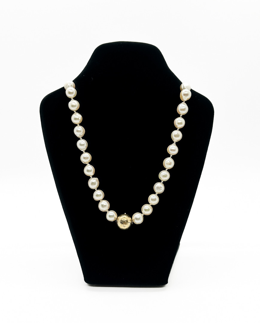 OLE LYNGGAARD. PÄRLCOLLIER, lås 18k Guld.