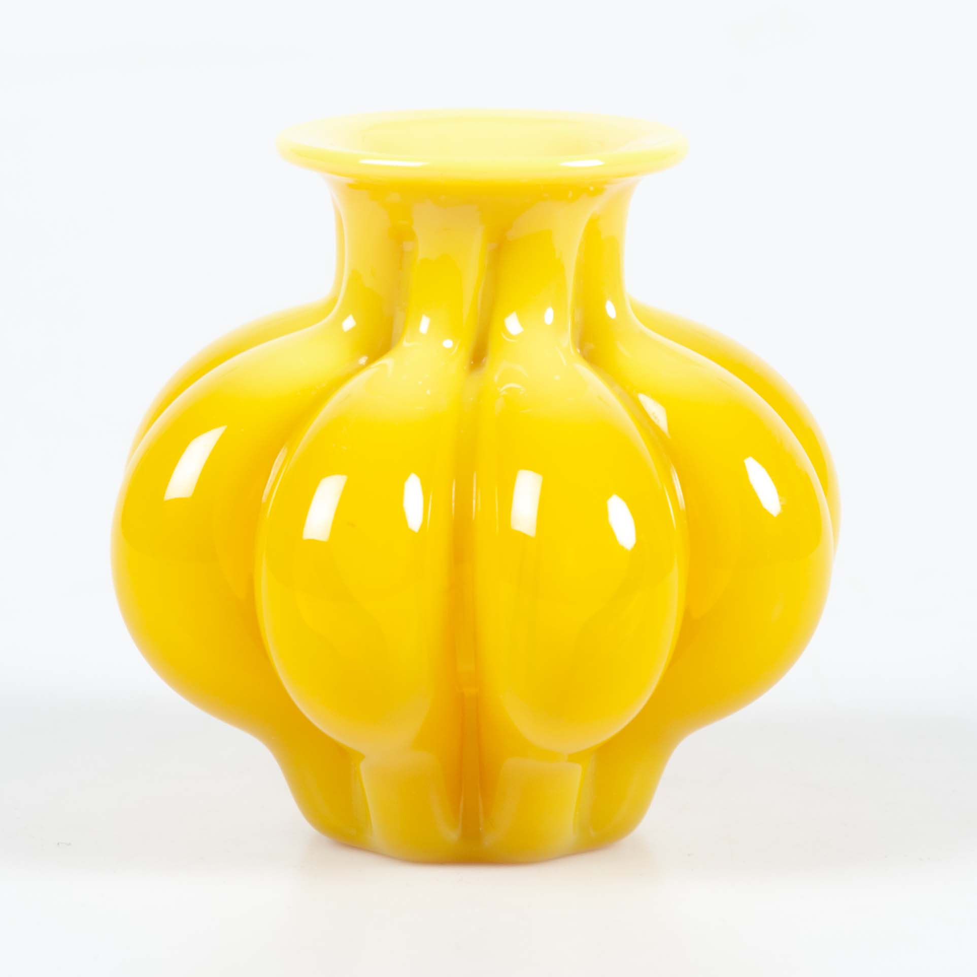 PO STRÖM. Vas, Alsterfors glasbruk, signerad och daterad 81.