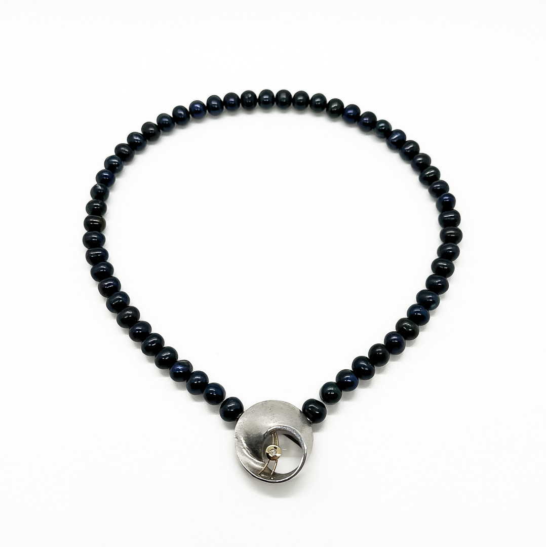 PIA RAUFF. PÄRLCOLLIER, med hänge i silver & gulddetalj, diamant.