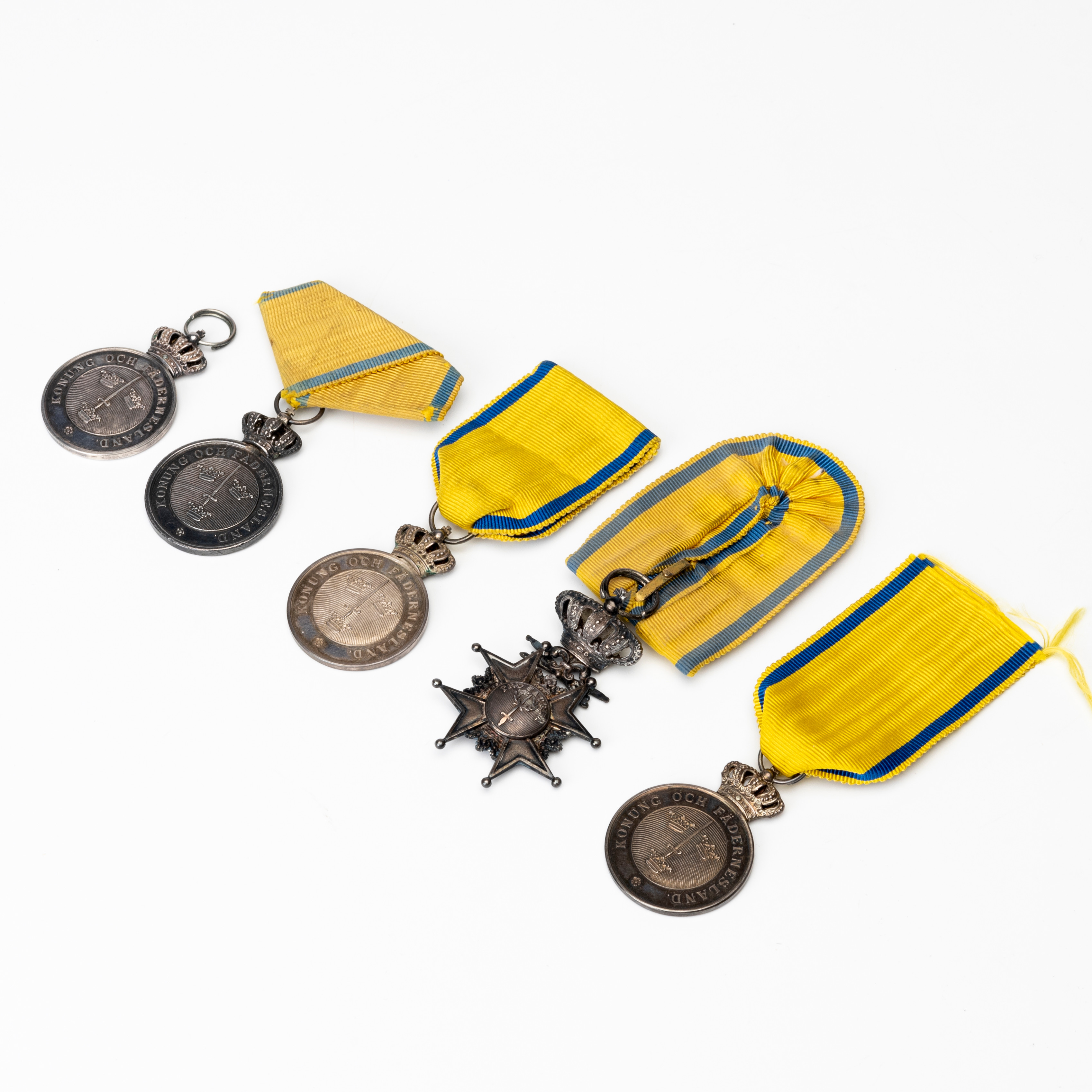 SVÄRDSORDEN, 4 st svärdsmedaljer samt 1 tecken, silver.