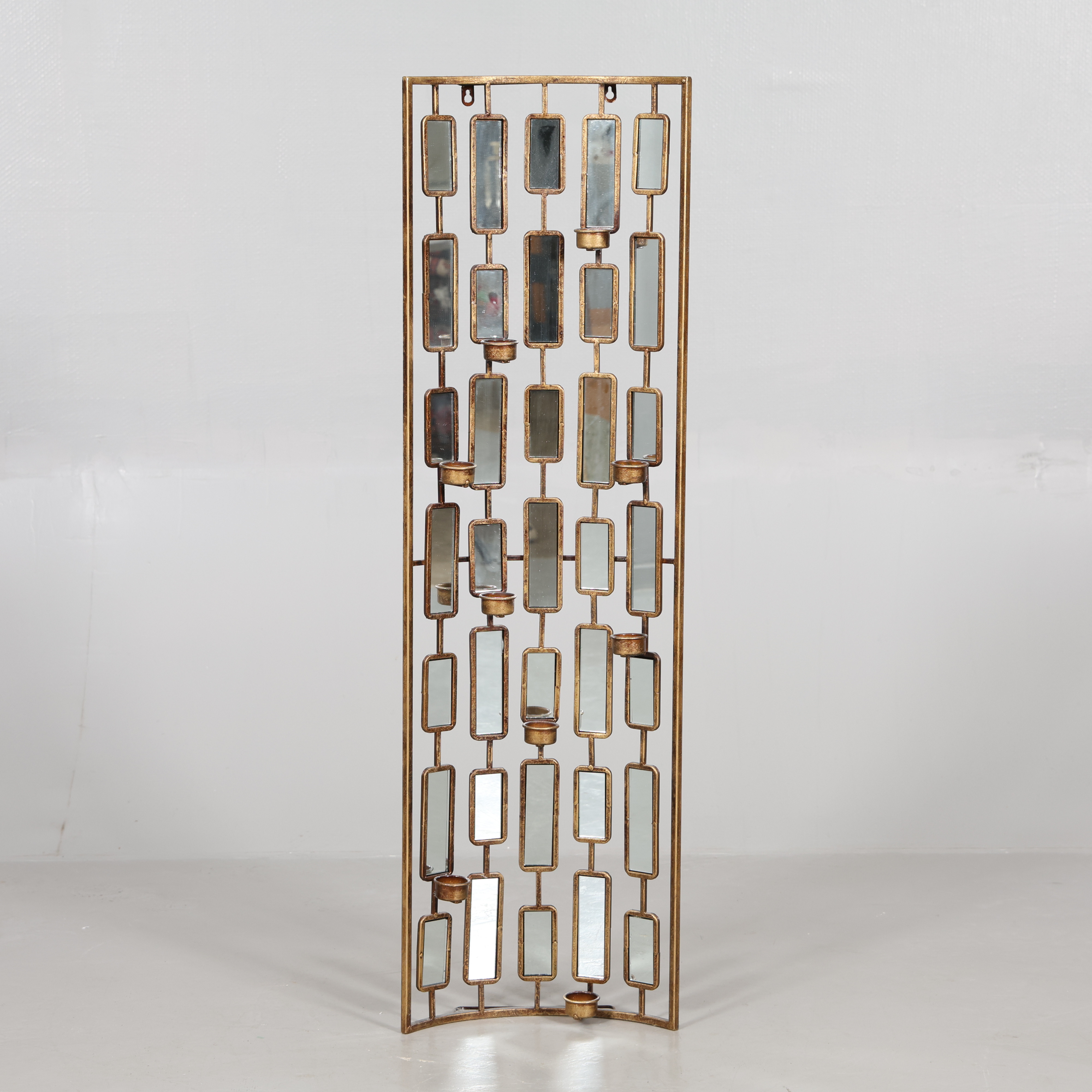 VÄGGDEKORATION metall med spegelglas samt ljushållare.