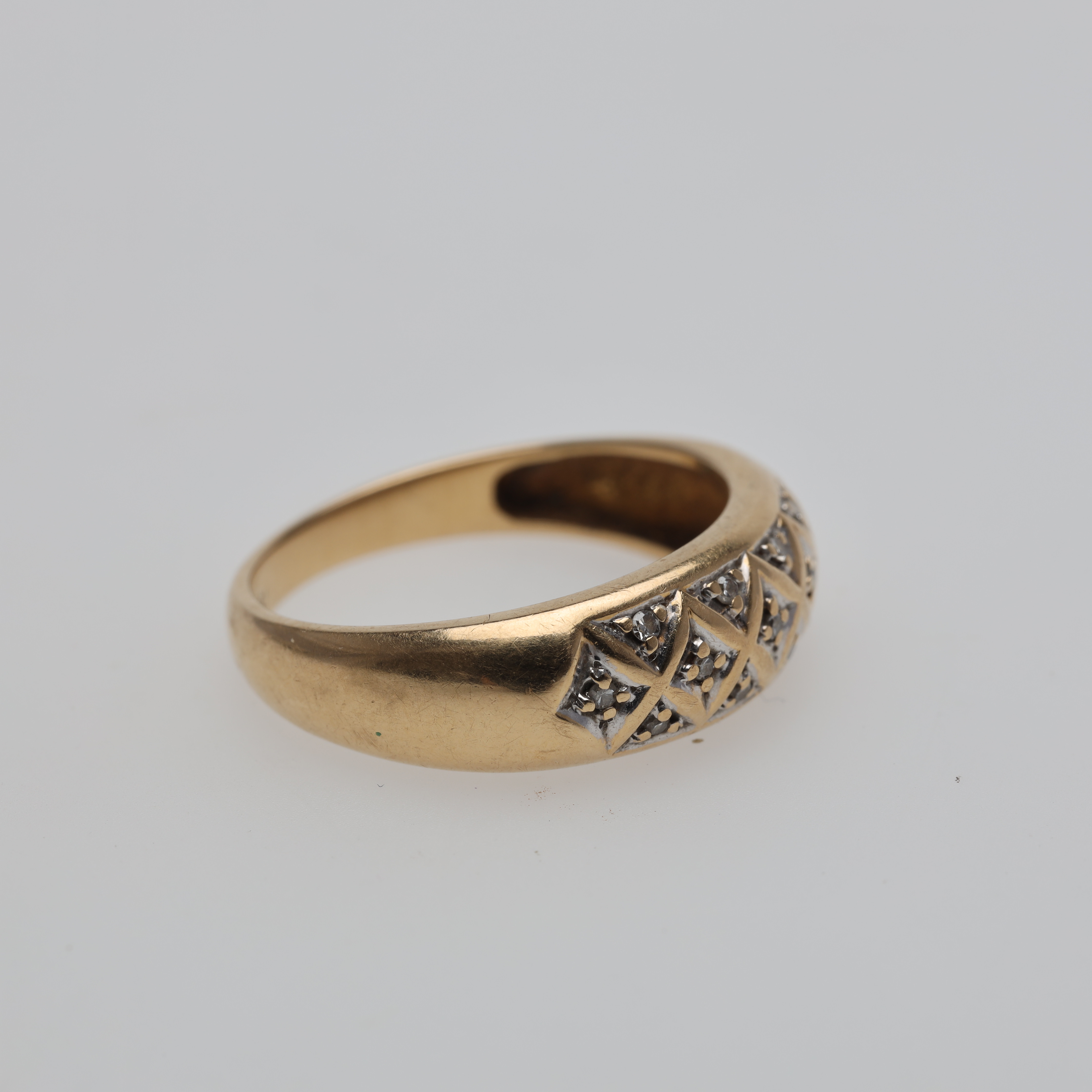 RING med diamanter 18K guld bruttovikt ca 2,9 gram.