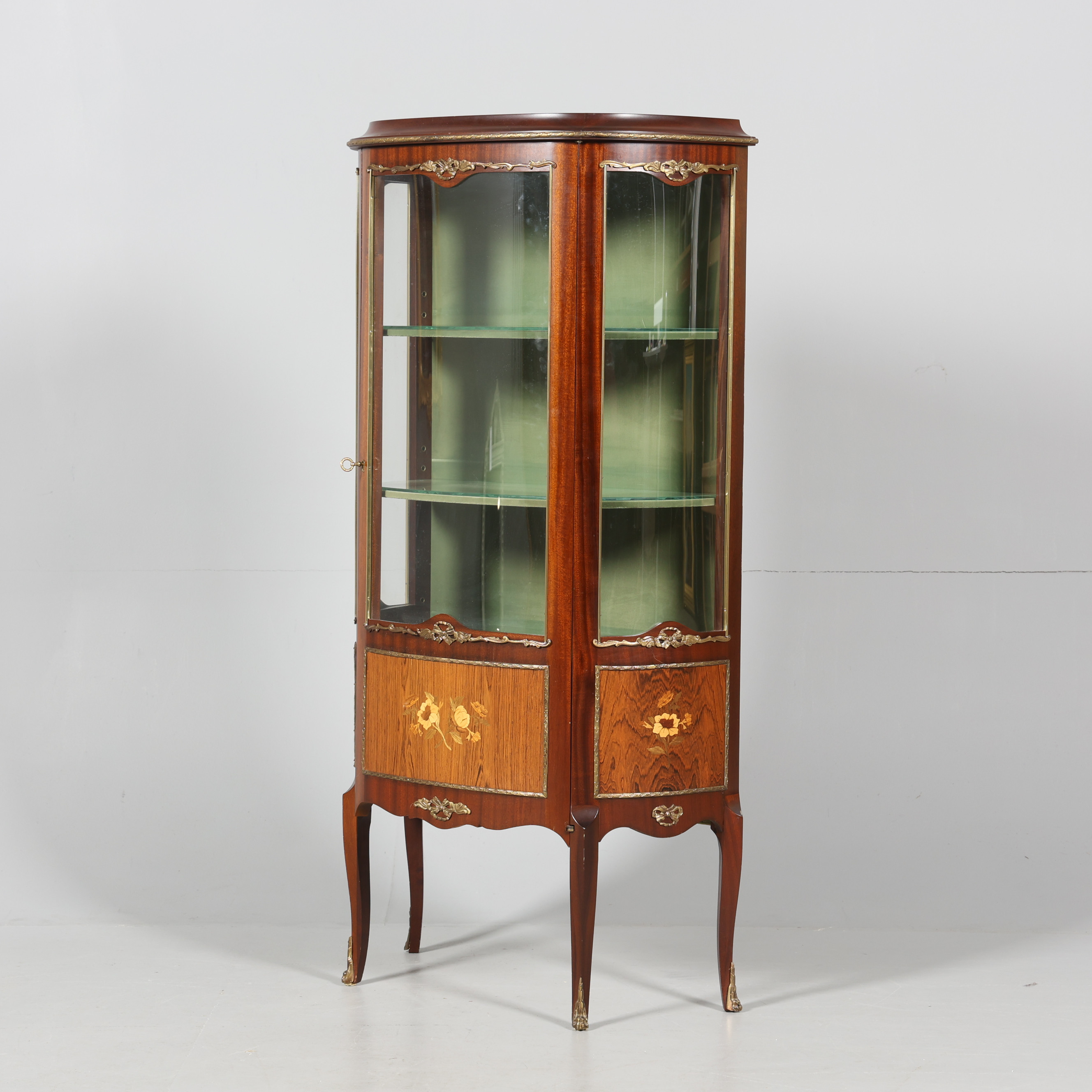 VITRINSKÅP, rokokostil, intarsia, 1900-tal.