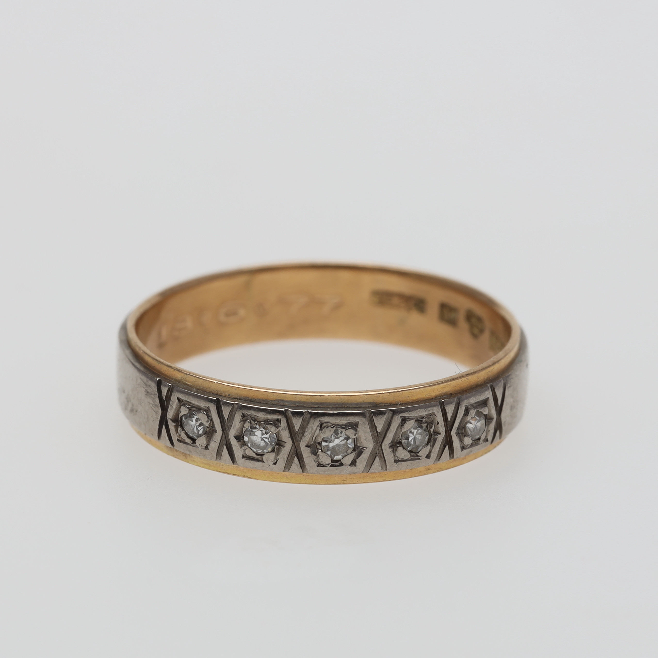 RING med diamanter 18K guld bruttovikt ca 2,9 gram.