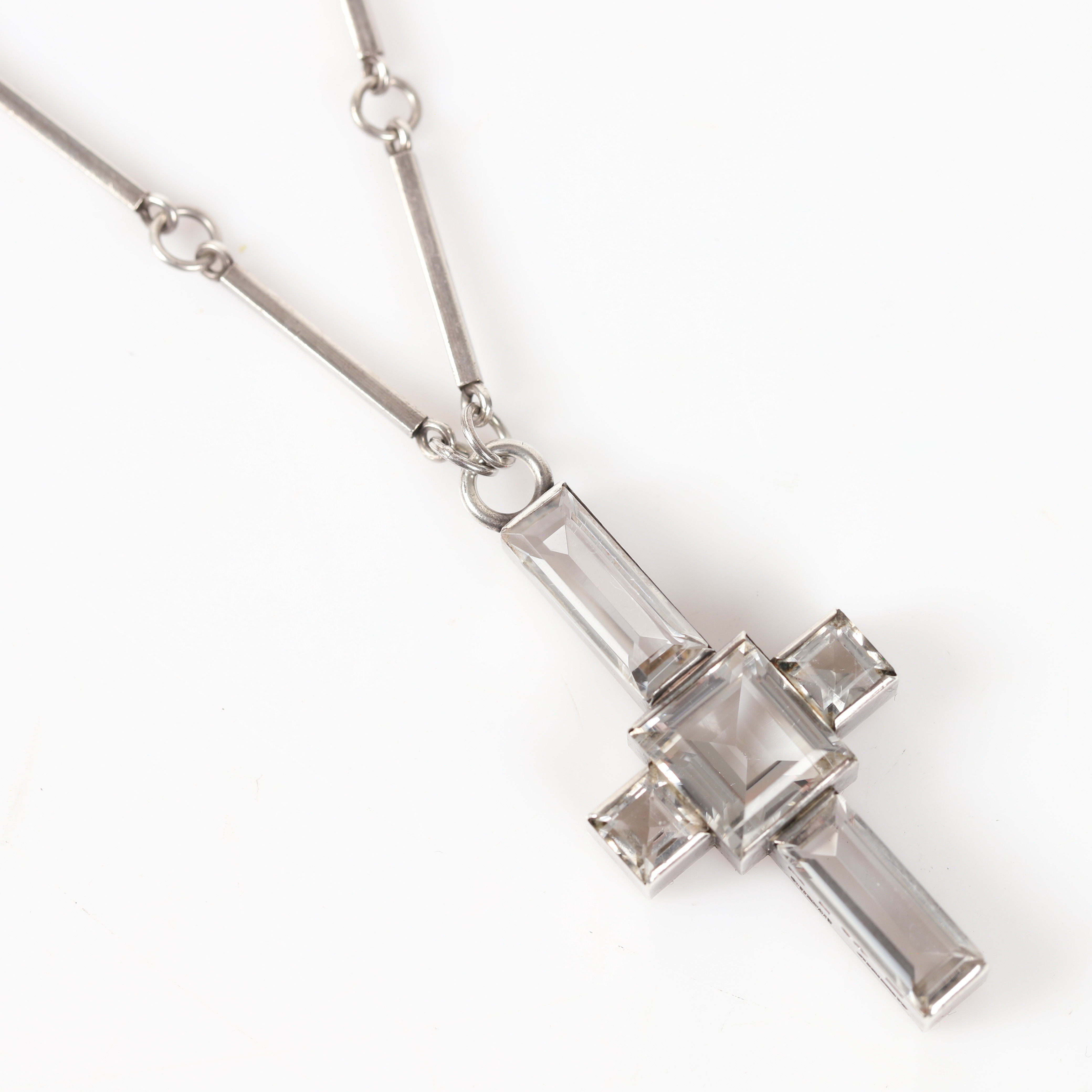 WIWEN NILSSON. Halssmycke, hänge i form av kors med stavkedja, sterlingsilver med trappslipade bergskristaller, Lund, 1943.