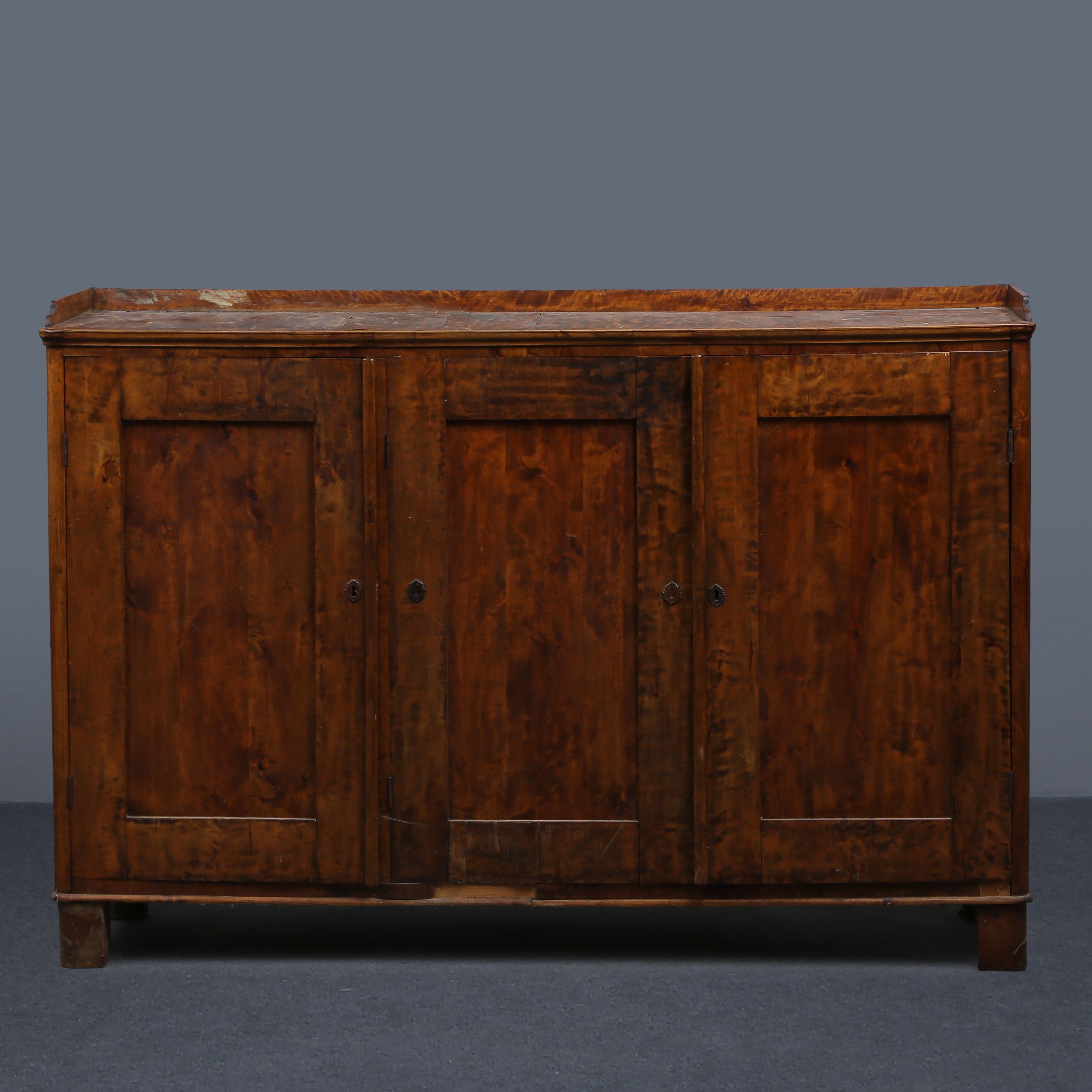 HERRGÅRDSSKÄNK, PROVENIENS, BRUKSSKÄNK FRÅN GAMLA KÖKET PÅ HERRGÅRDEN I FÅGELFORS, FLAMBJÖRK, 1800-TALES MITT.