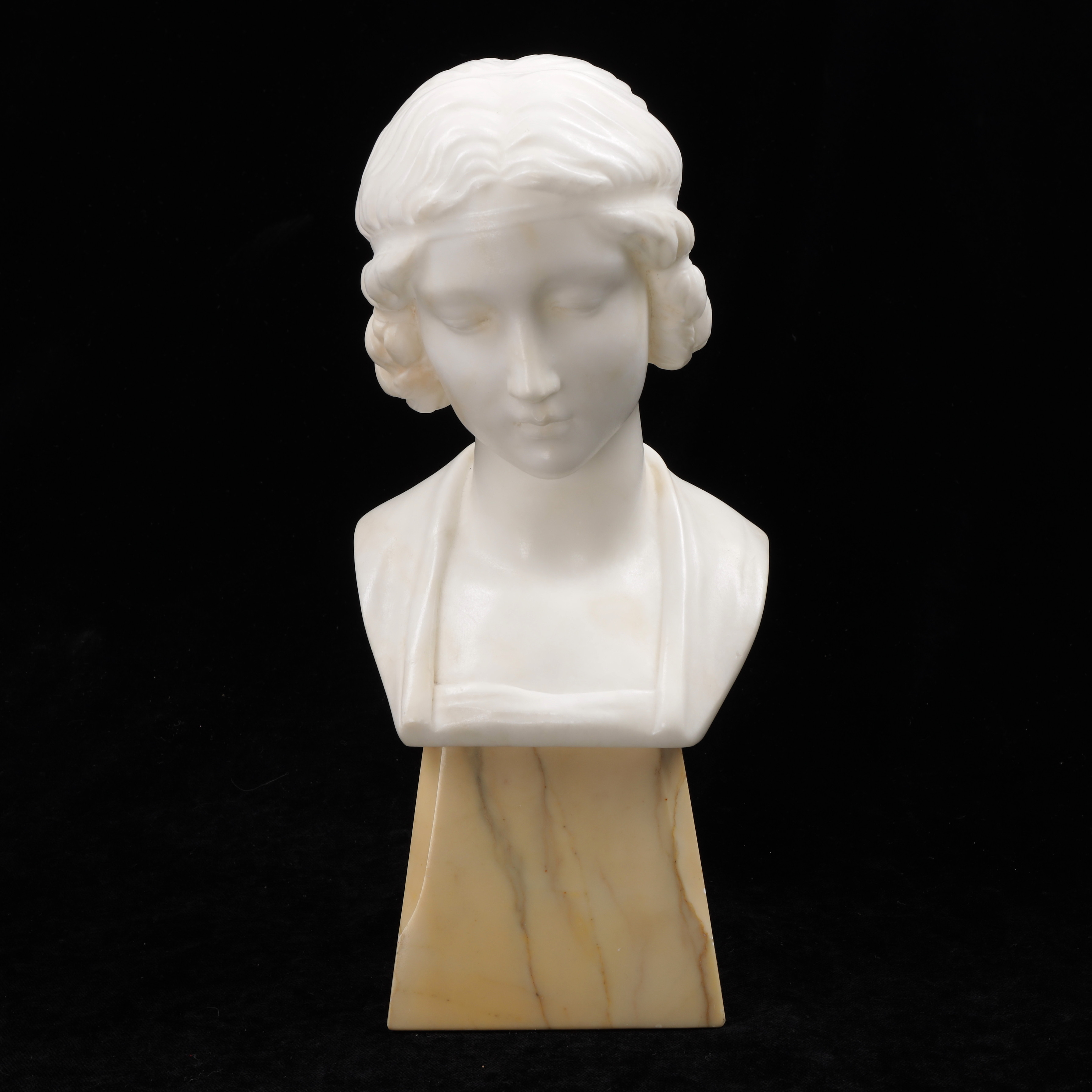 OIDENTIFIERAD KONSTNÄR. Kvinnobyst, marmor/sten, signerad Reese och daterad 40.