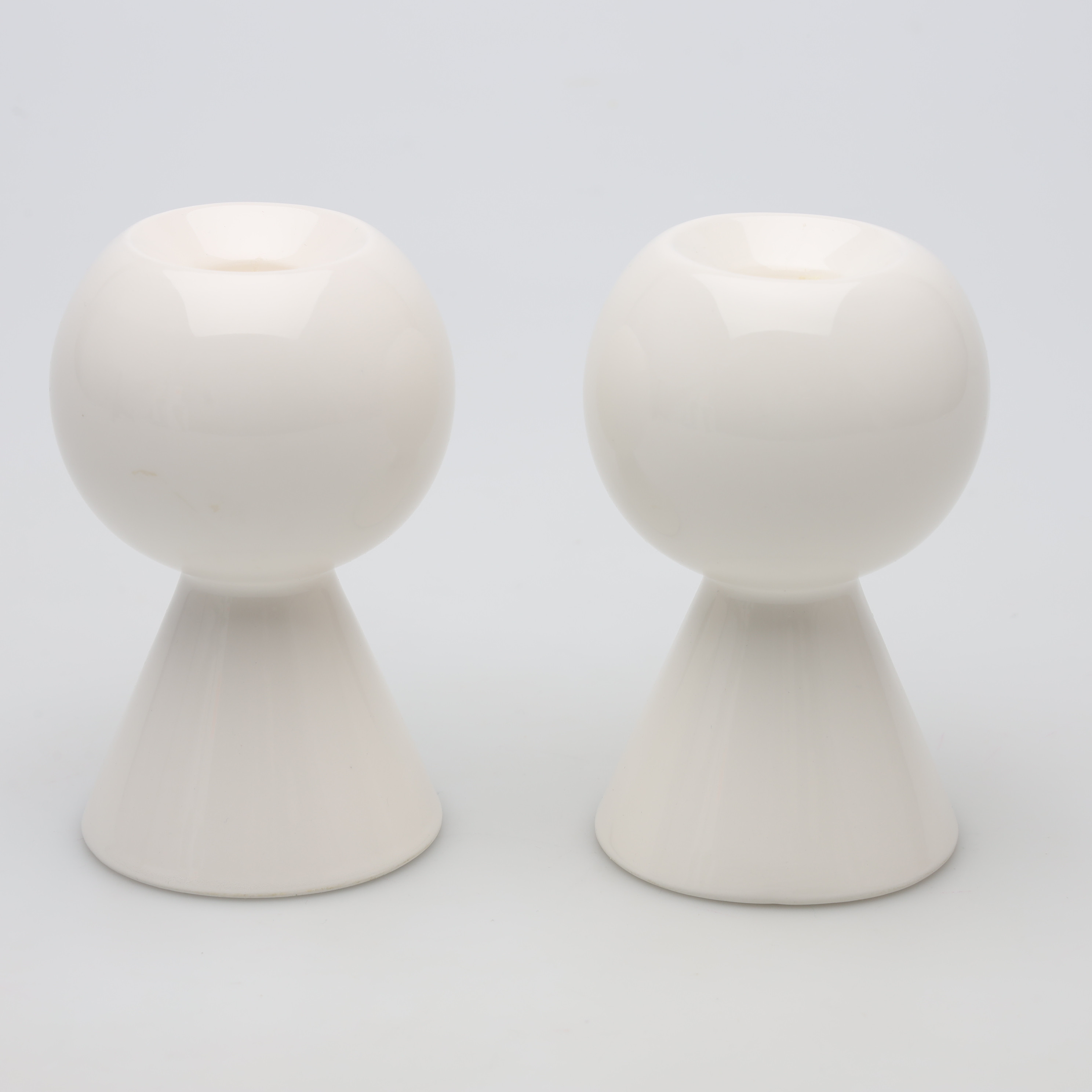 LISA LARSON. LJUSSTAKAR, 1 par, porslin, "Claire", för Åhléns.