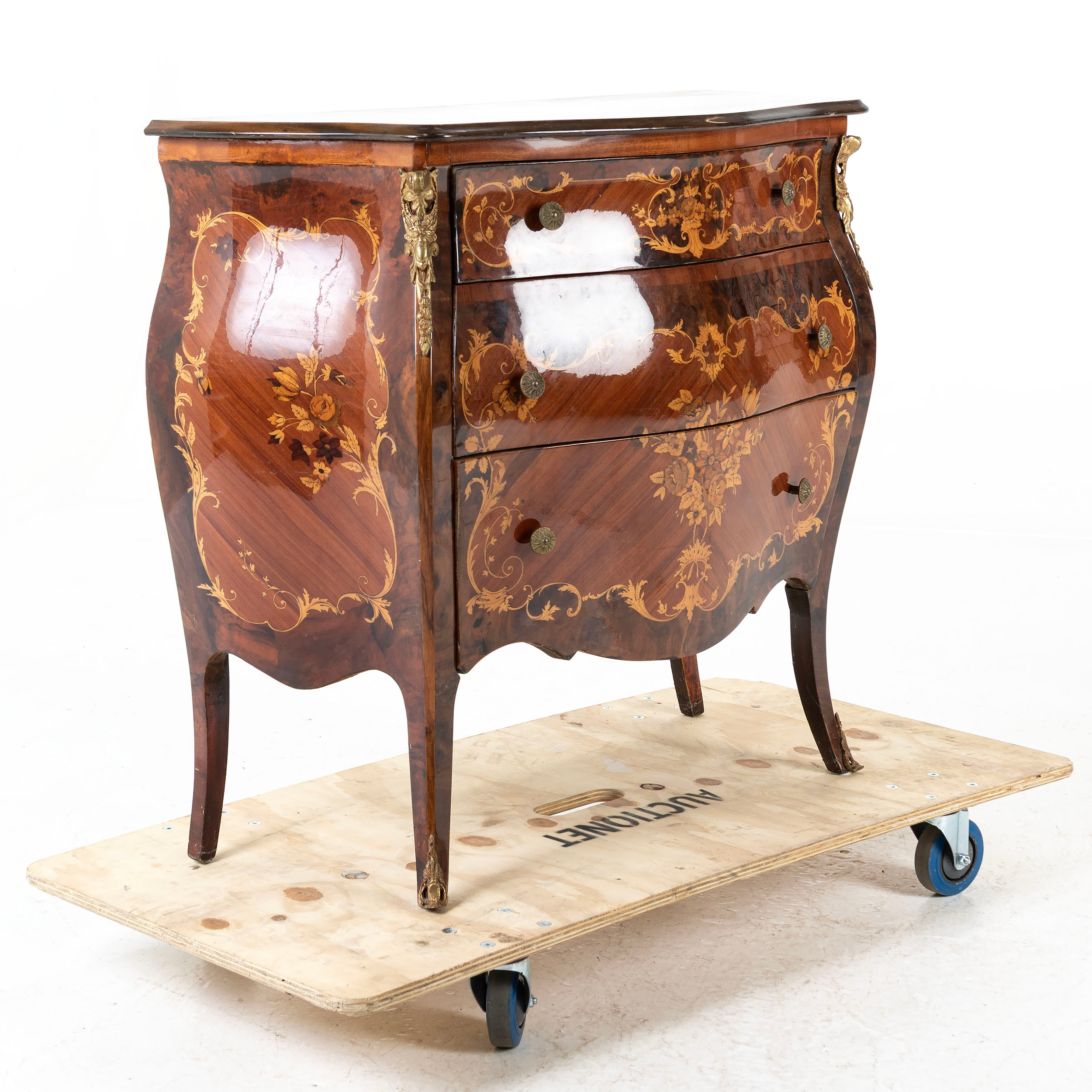 BYRÅ, Rokoko stil, med intarsia.