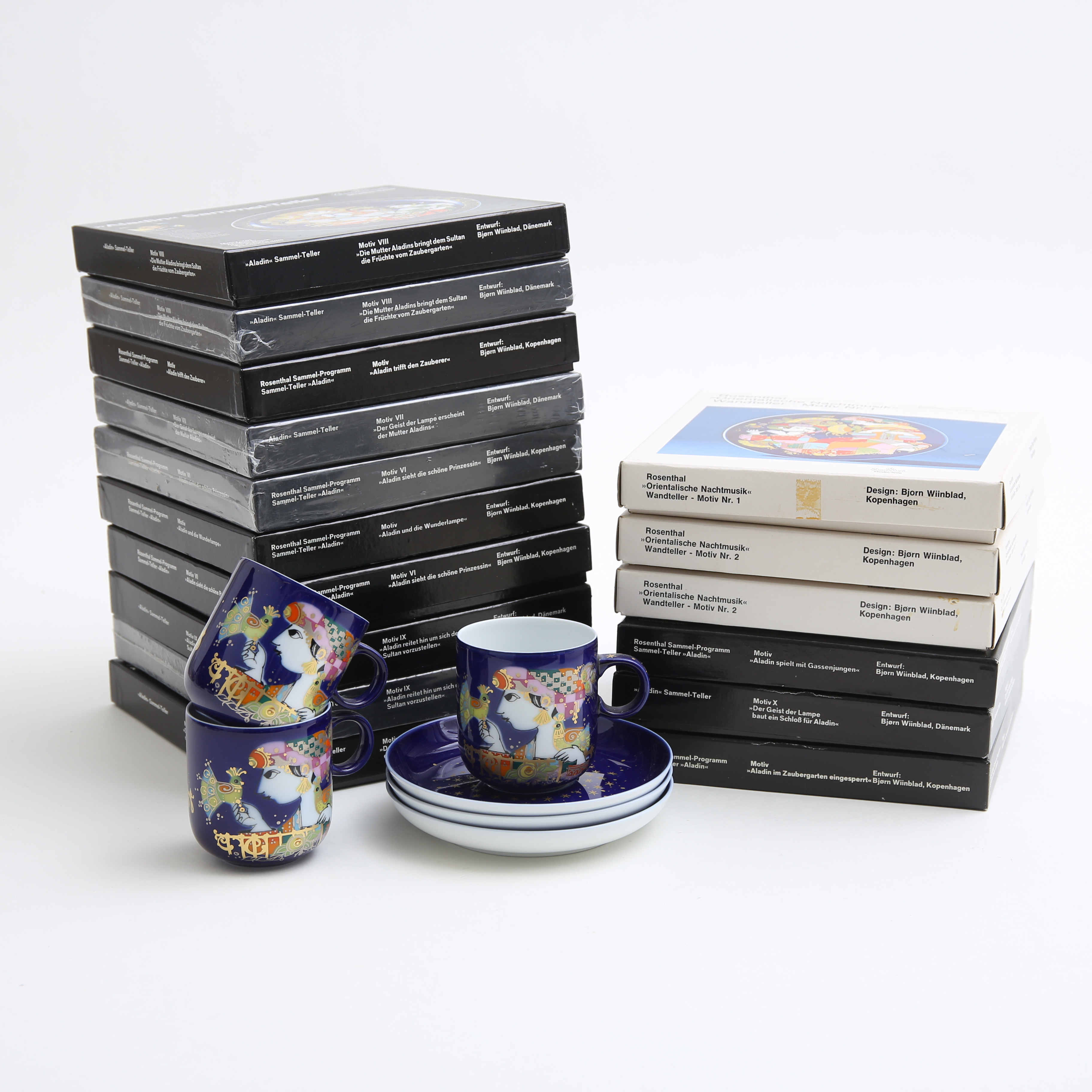 BJÖRN WINBLAD. Samlartallrikar samt koppar med fat, 23 delar, Rosenthal, Tyskland.