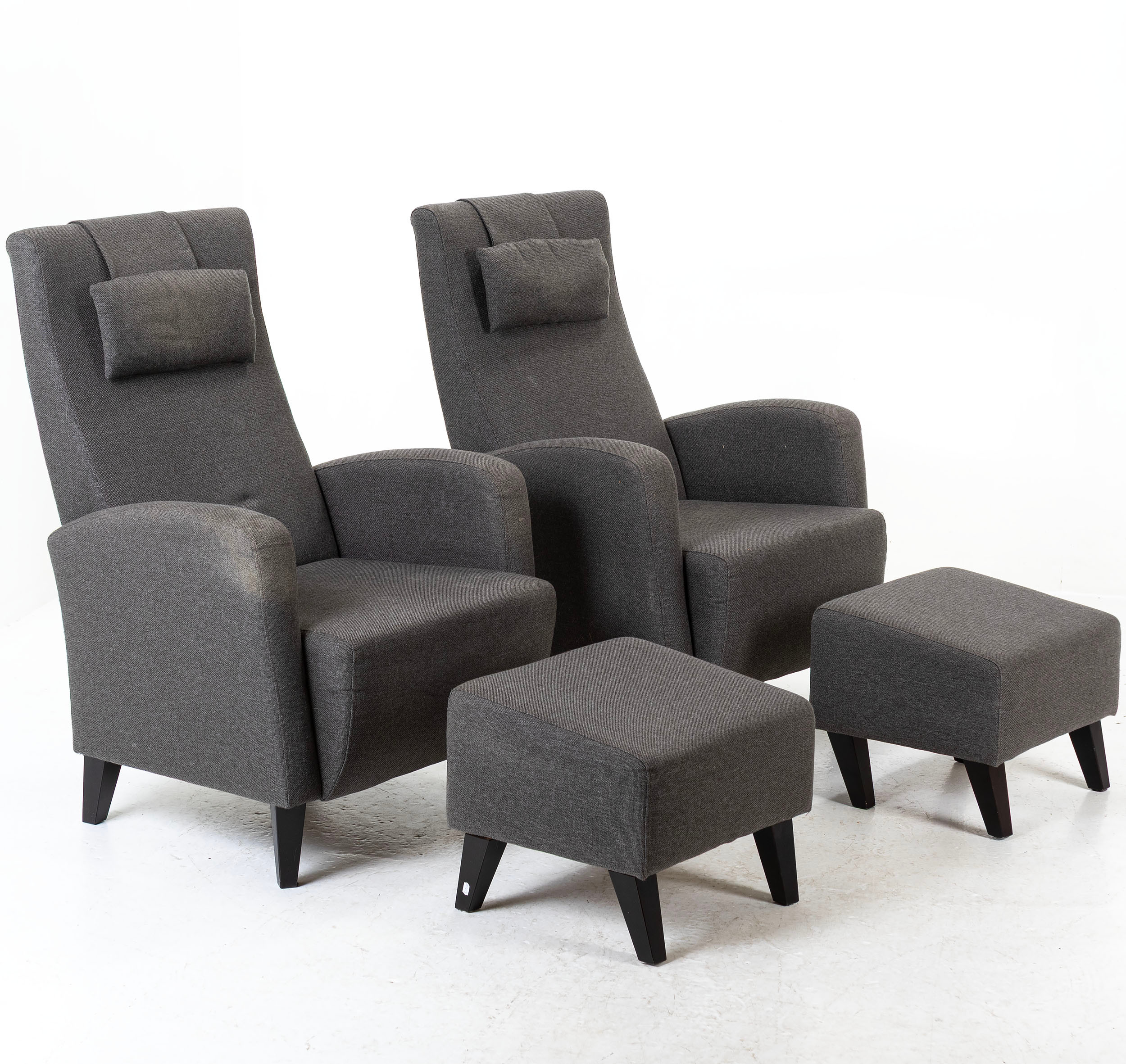 FÅTÖLJER, 1 par, med fotpall, samtida tillverkning.