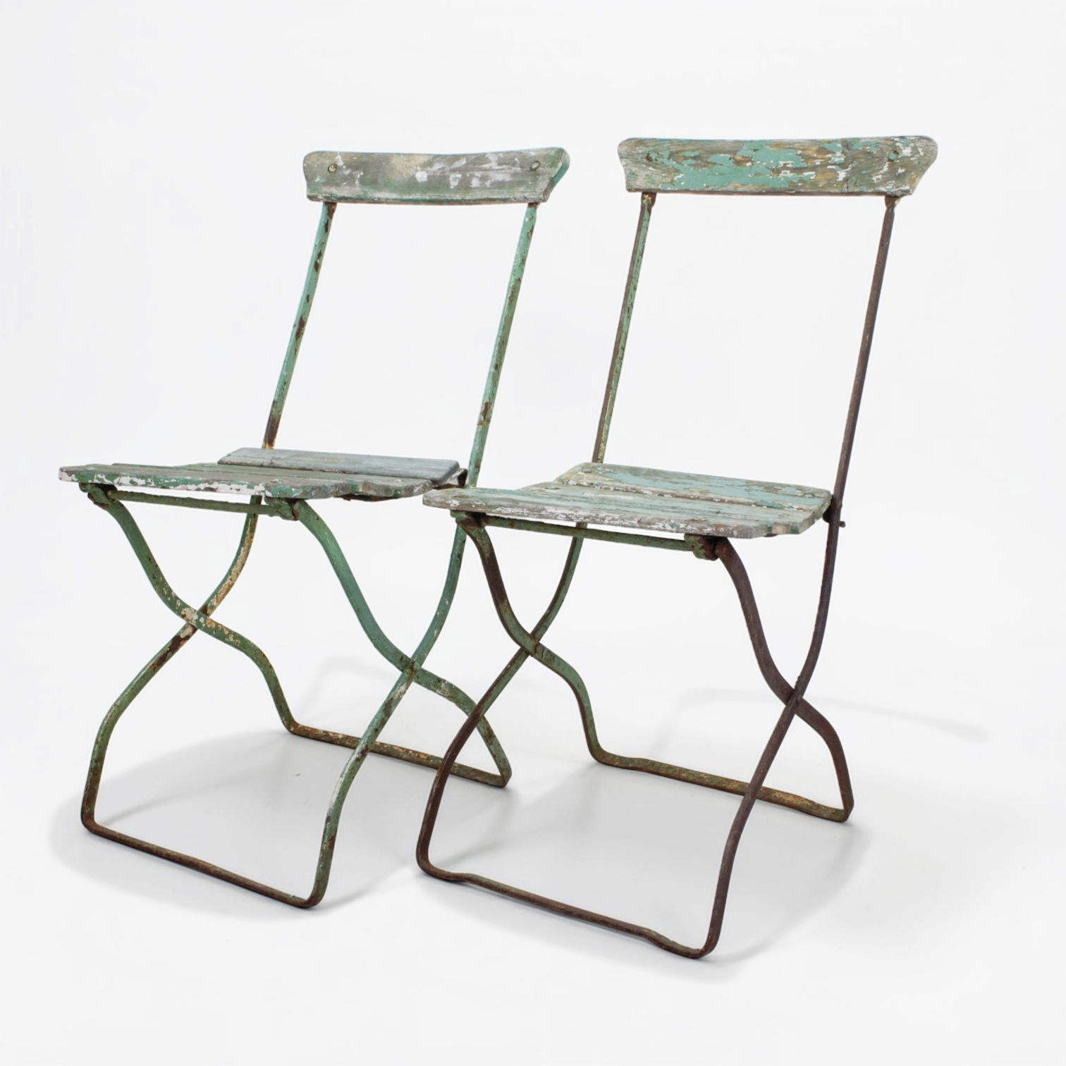 BRYGGERISTOLAR, 2 st. stomme av plattjärn, sits och rygg av trä, vikbara, märkt "Tillhörer Ny Carlsberg", 1900-tal.