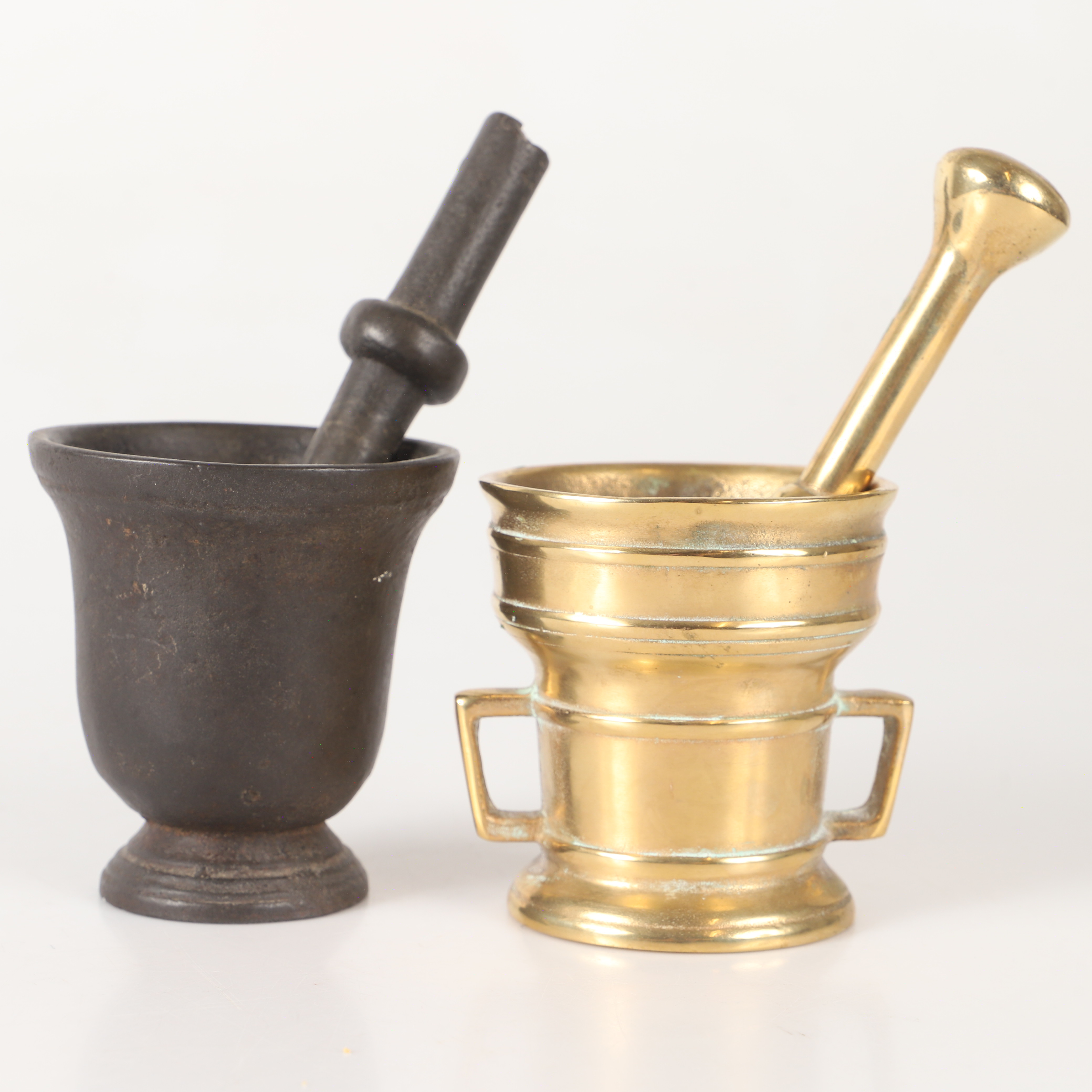 MORTLAR MED STÖTAR, 2 stycken, mässing/gjutjärn, 1900-tal.