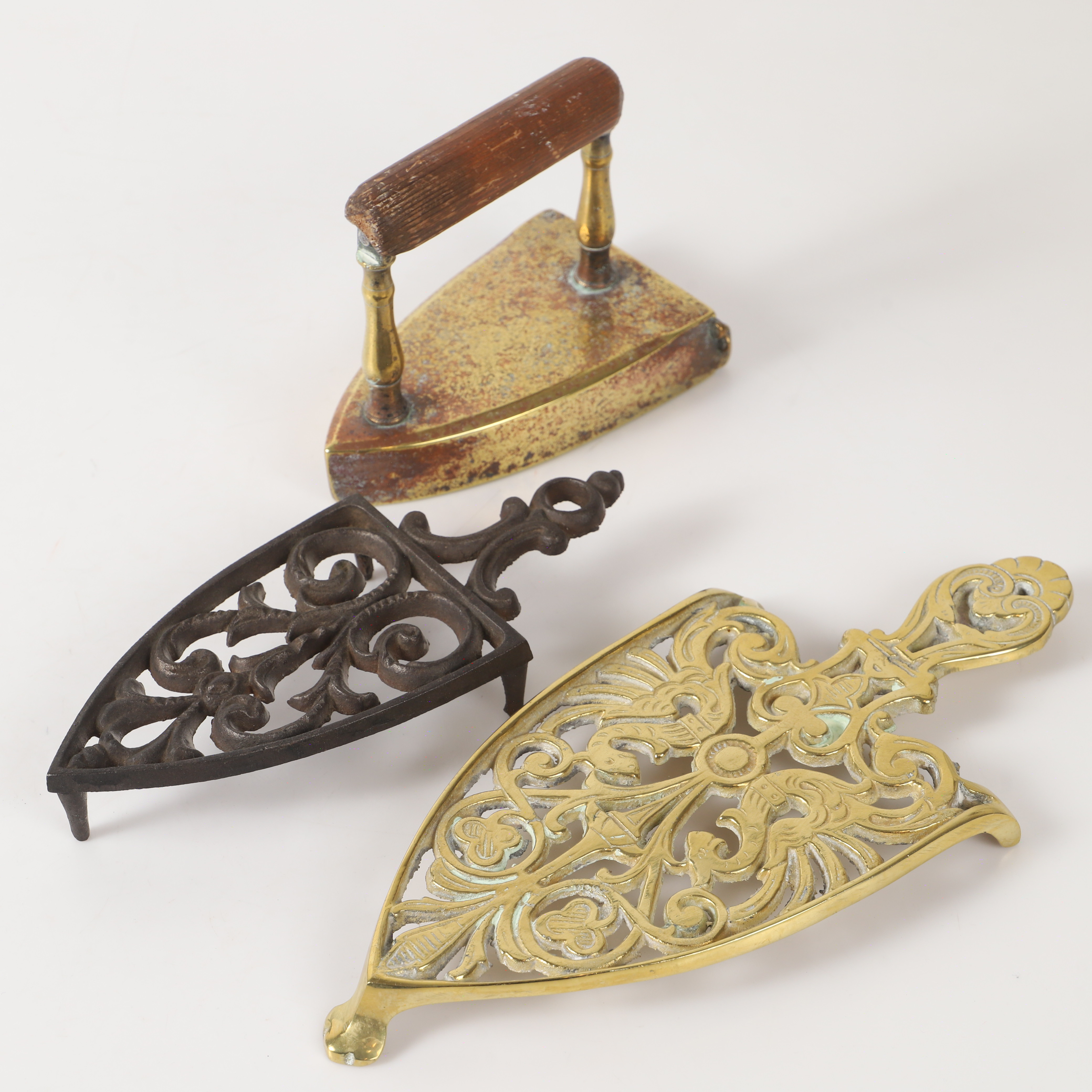 STRYKJÄRN SAMT STATIV, 3 delar, mässing/gjutjärn, tidigt 1900-tal.