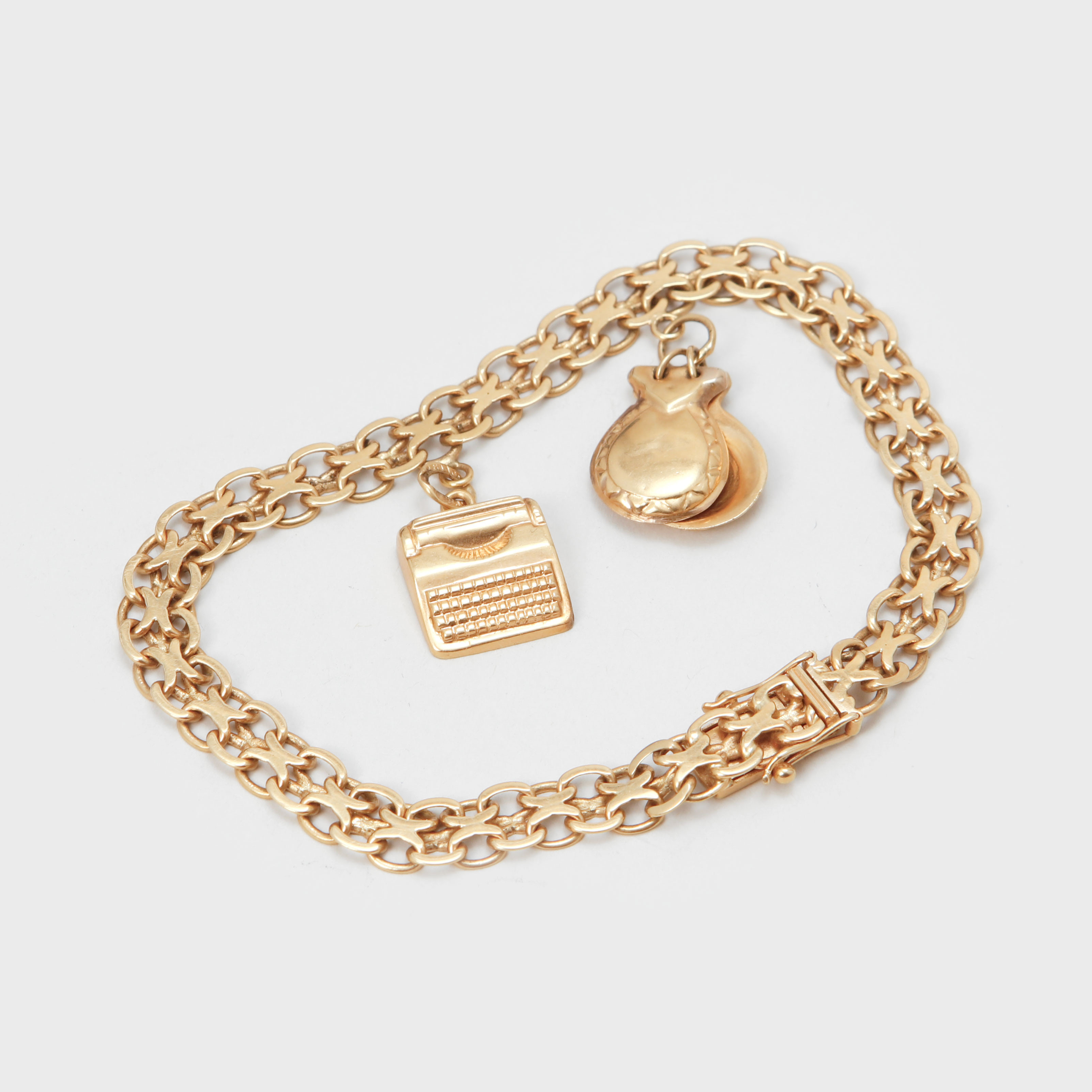 ARMLÄNK med två berlocker, 18k guld. Vikt ca 13,5 g.