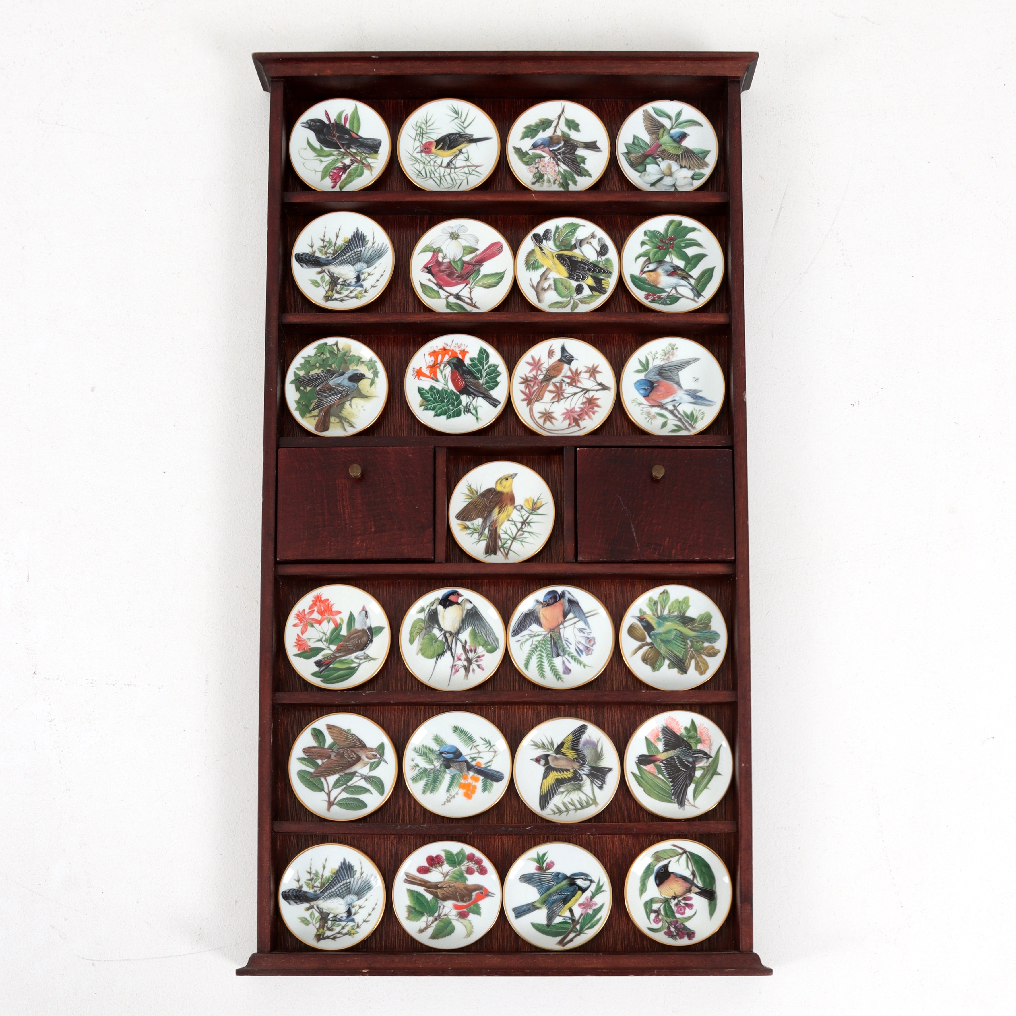 PRYDNADSTALLRIKAR med HYLLA, 25 st "Songbirds of the world". Colin Newman, Franklin Porcelain. 1981.