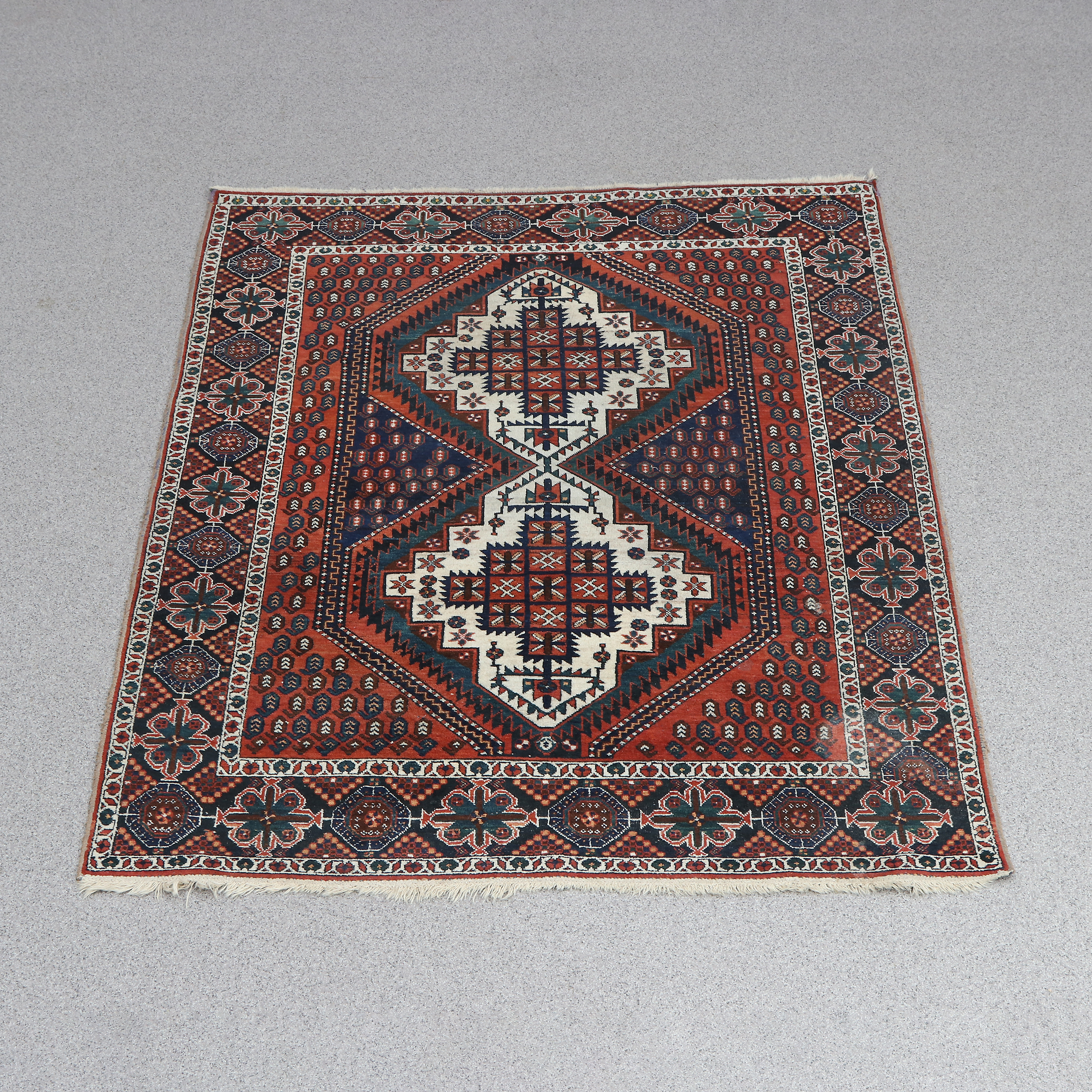 ORIENTALISK MATTA. Handknuten, ull på bomullsvarp. Semiantik.