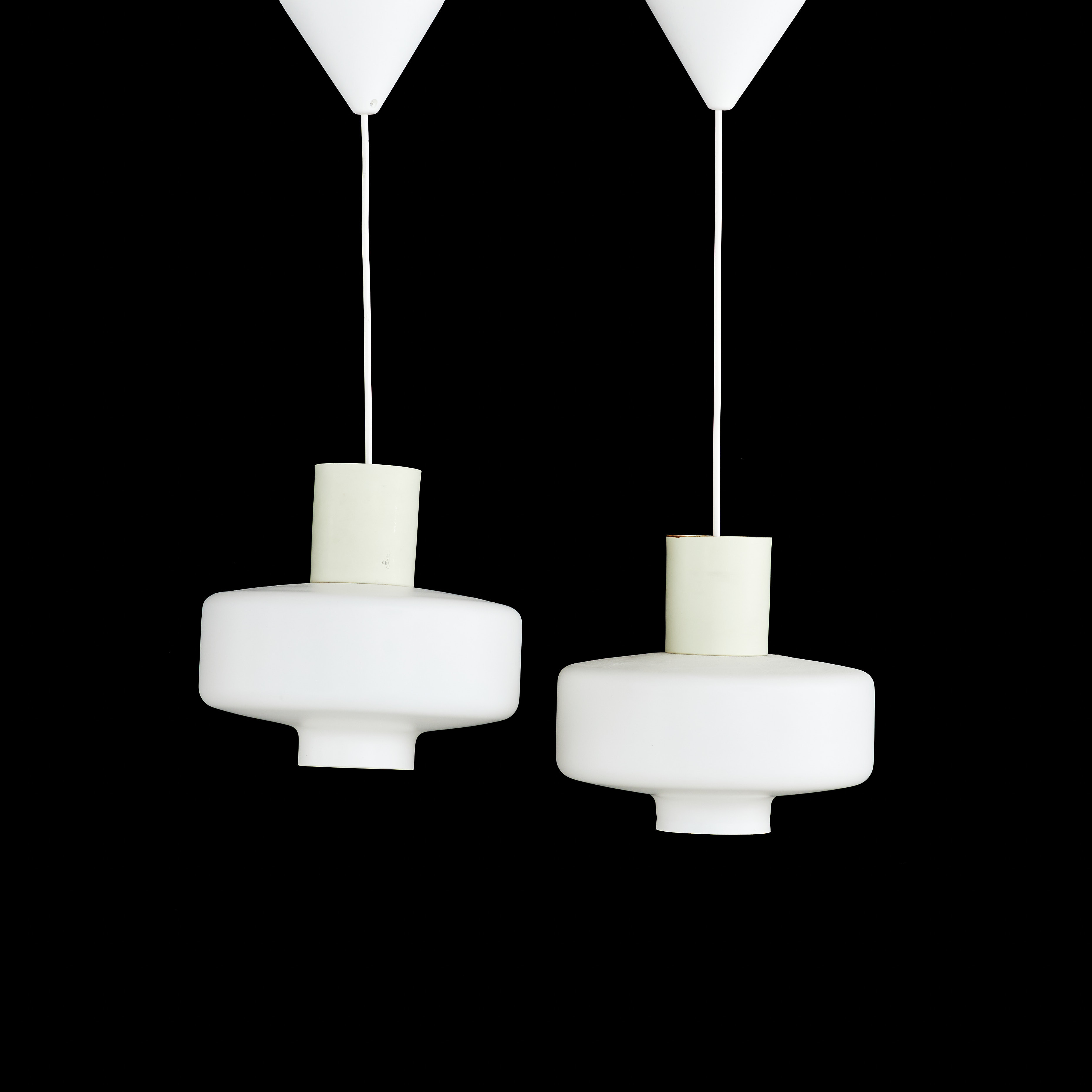 HANS-AGNE JAKOBSSON. taklampor, ett par, Markaryd, kupor i vitfärgat opalglas.