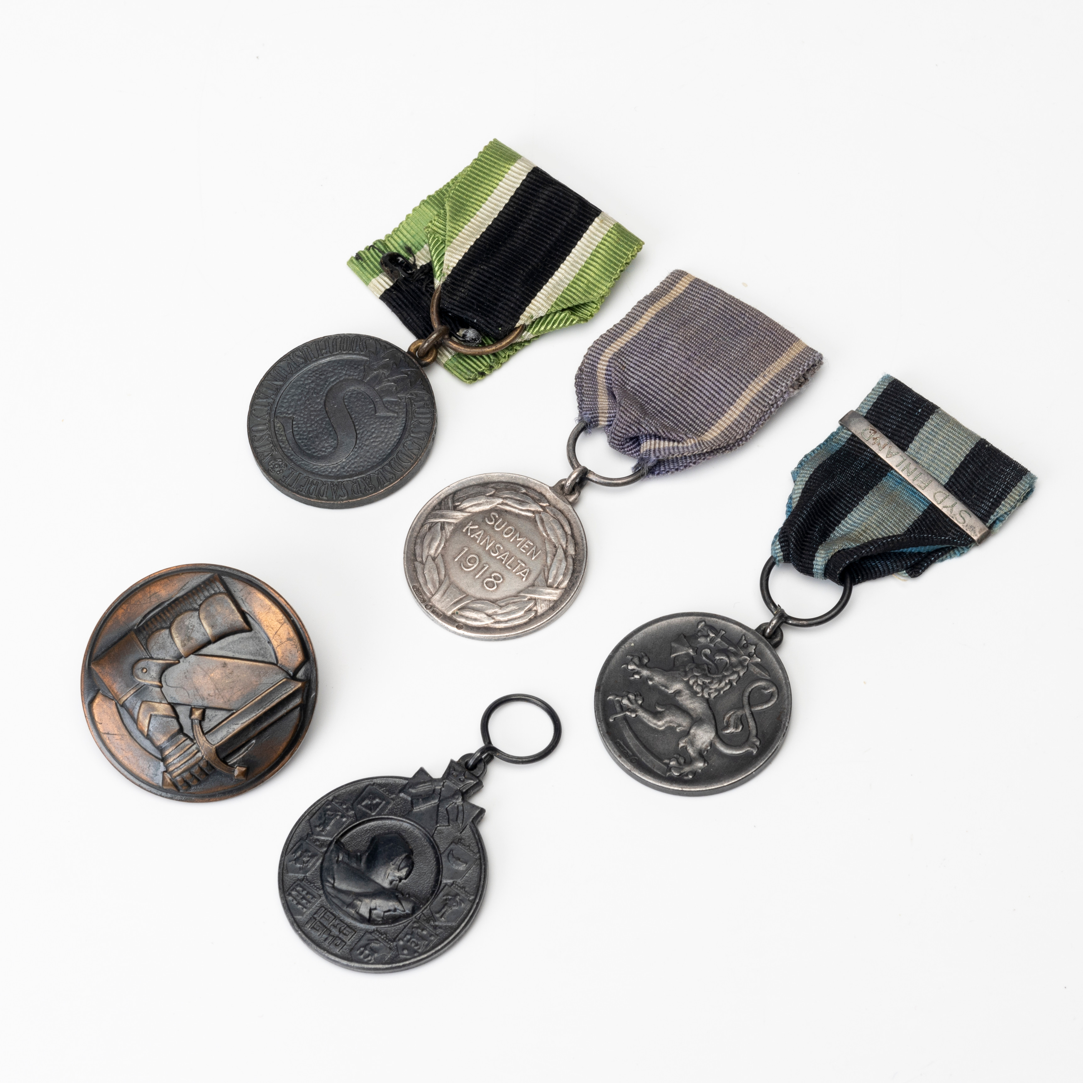 MEDALJER samt MÄRKE, delvis silver, Finland, 1900-talets första hälft.