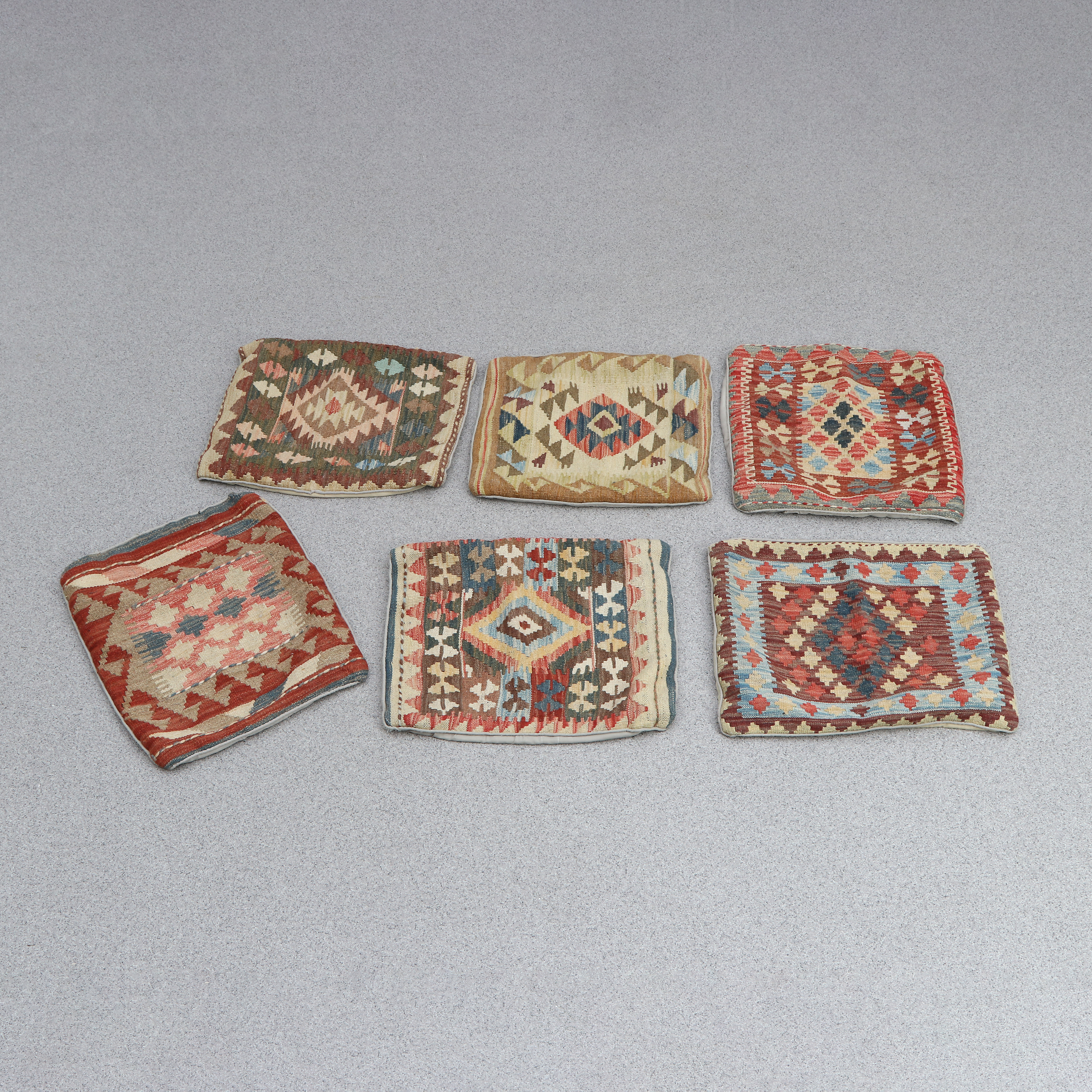 KUDDFODRAL, SEX ST. Kelimframsidor, textila baksidor. 1900-talets senare del.