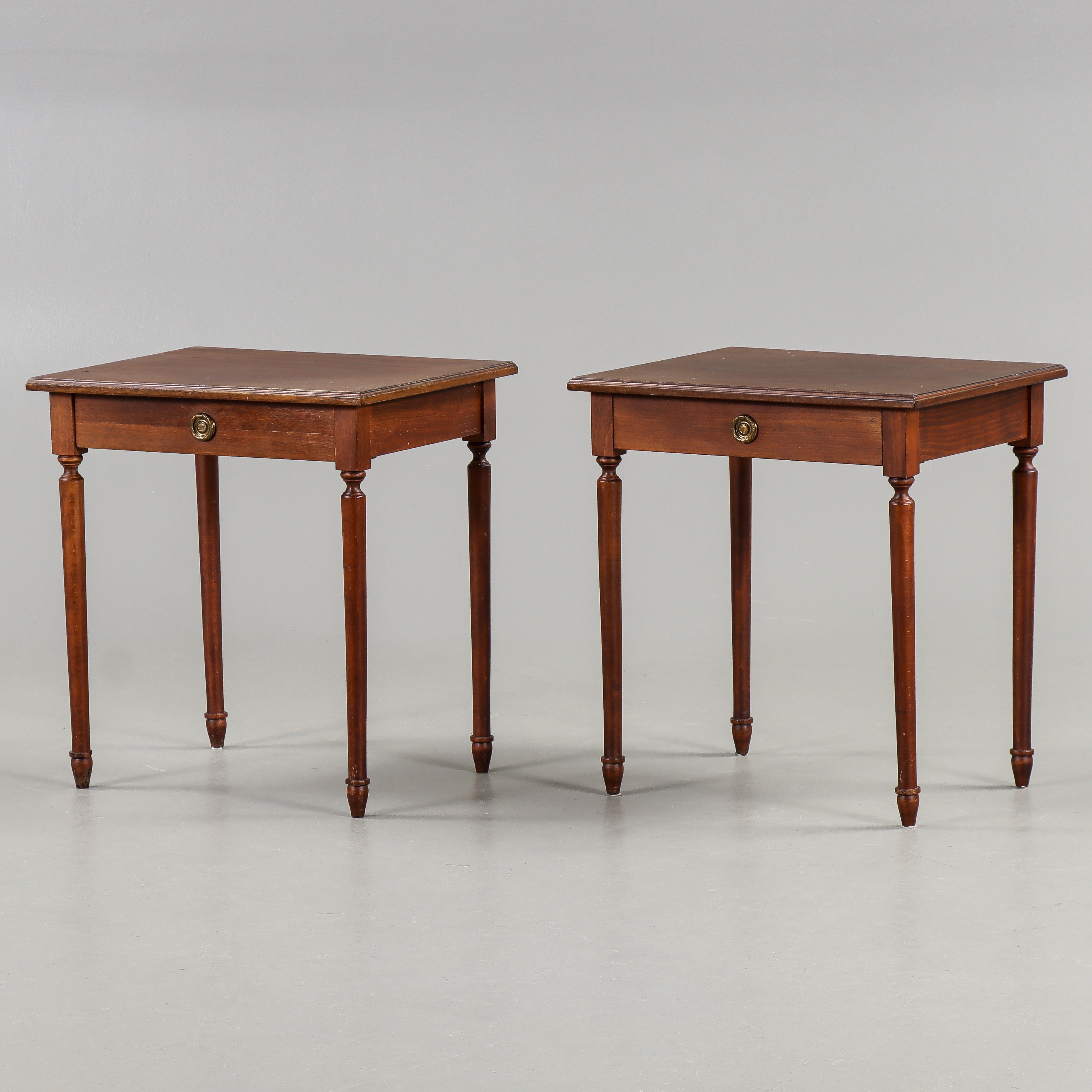 SÄNGBORD 1 par, Gustaviansk stil, mahogny, 1900-talets mitt.