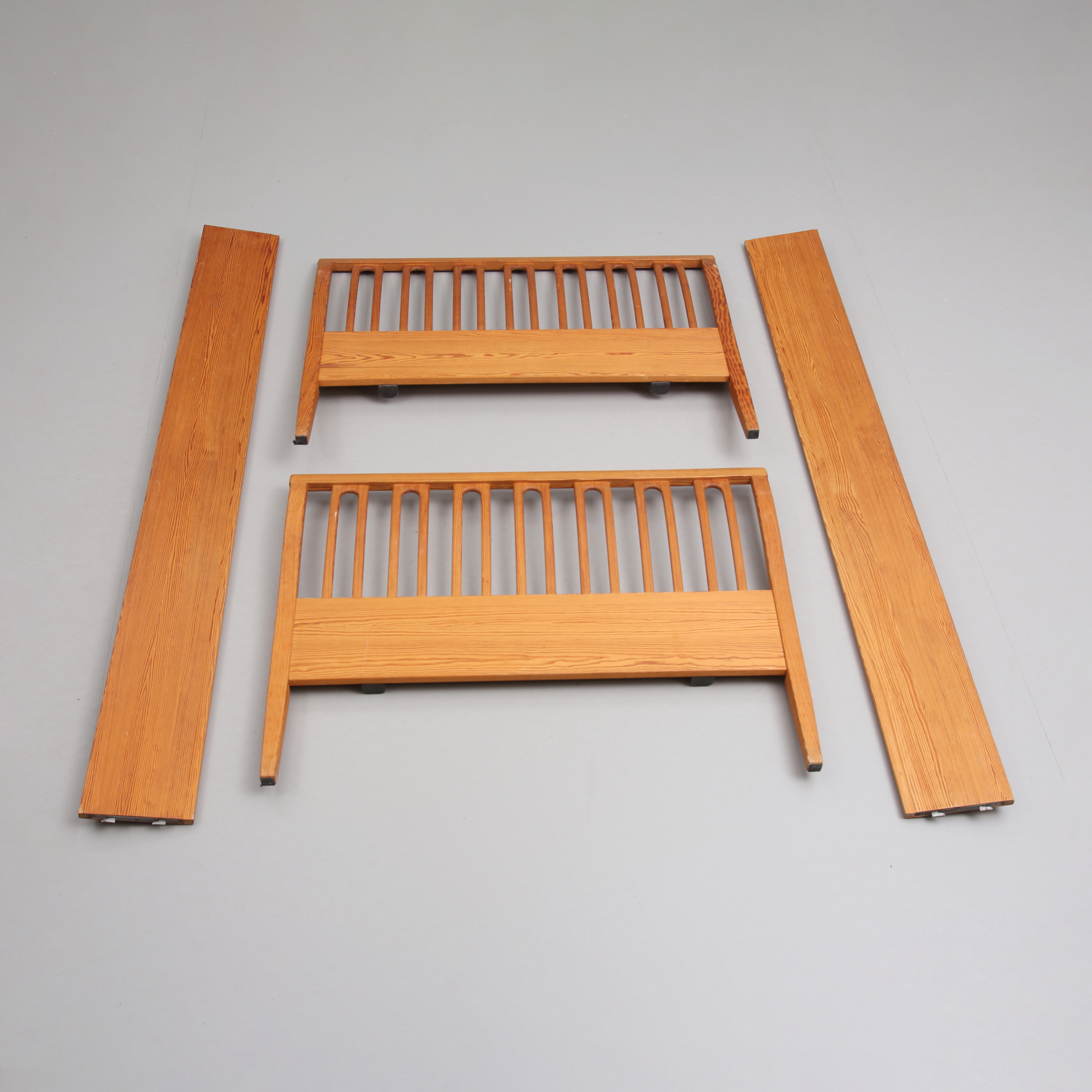 CARL MALMSTEN. Sängram, furu, "Maj", omkring 1900-talets andra hälft.