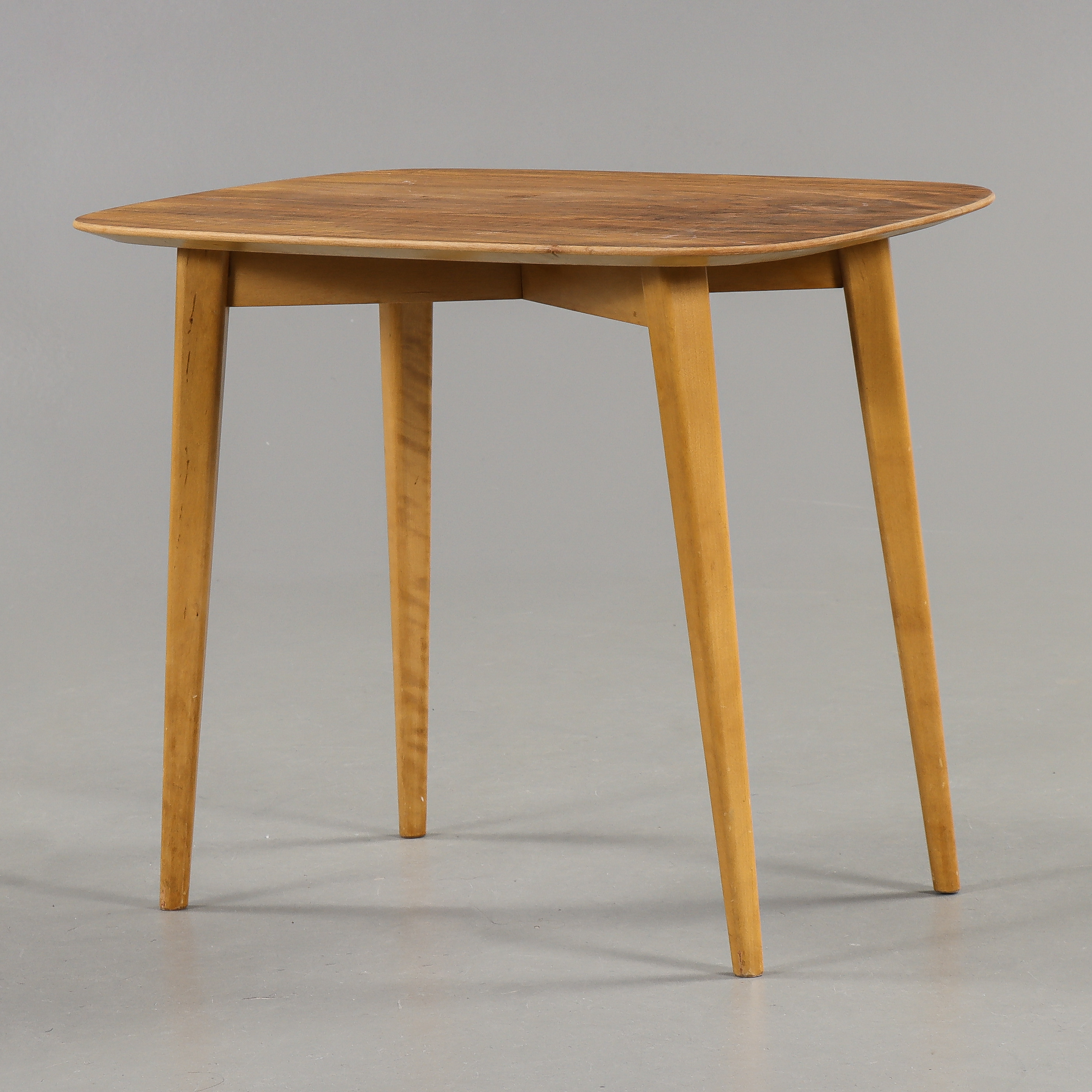 ELIAS SVEDBERG. Avlastningsbord, valnöt, AB Nordiska Kompaniet, 1900-talets mitt.