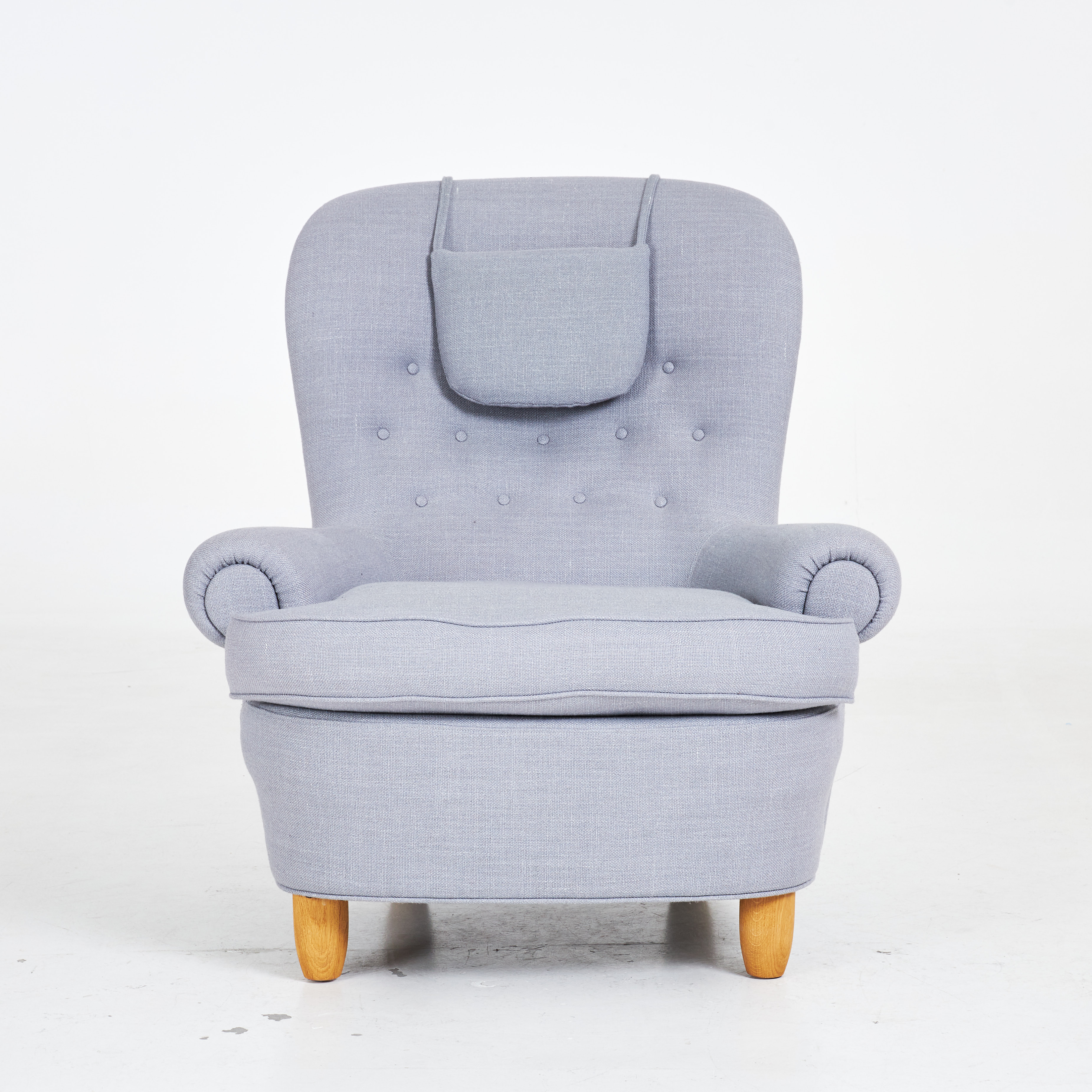 CARL MALMSTEN. Fåtölj, "Jättepaddan", 2016, lös stoppad plymå, tillhörande huvudkudde, plakettmärkt "Carl Malmsten, AB O.H Sjögren".