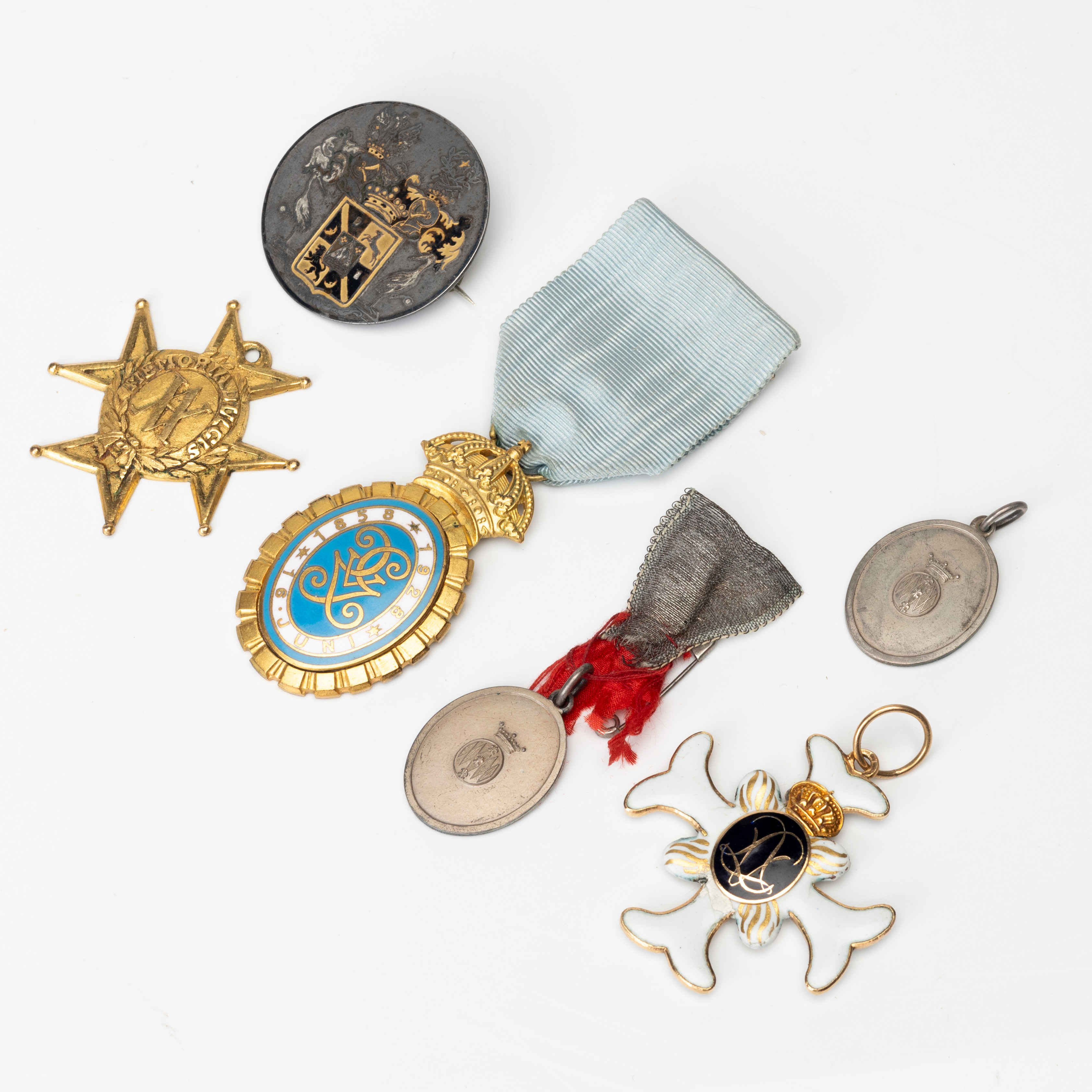 MEDALJER/MÄRKEN, 6 delar, delvis silver, delvis guld, mestadels 1900-tal.