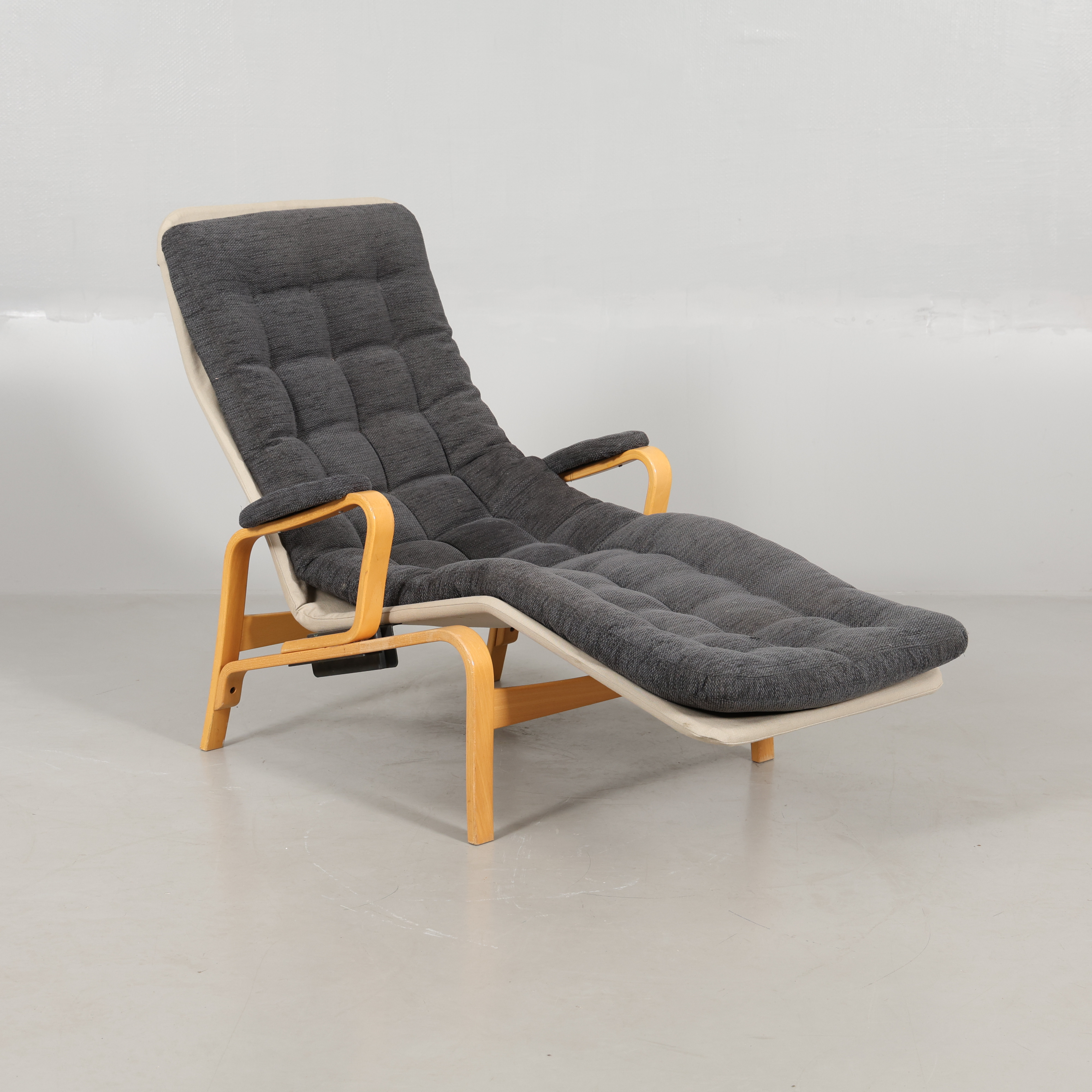 SAM LARSSON. VILSTOL textil/trä, "Fenix", Dux.