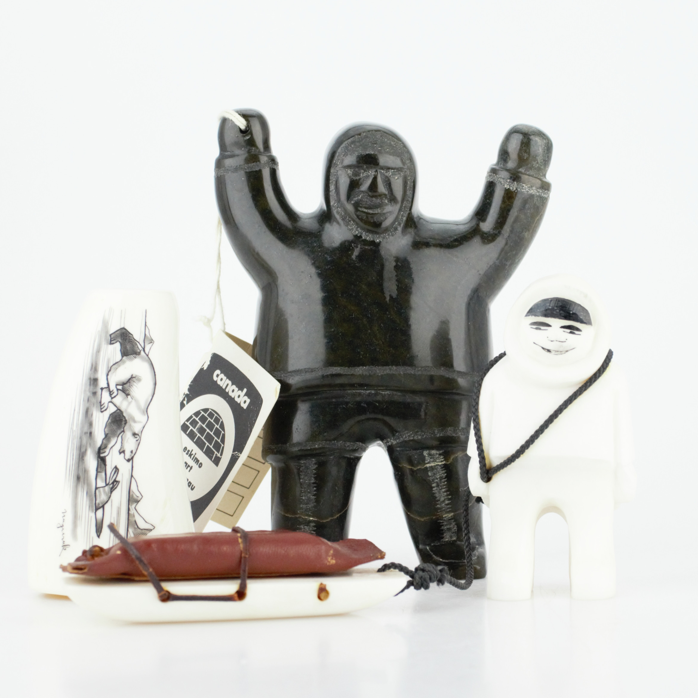 OIDENTIFIERAD KONSTNÄR. FIGURINER, täljsten och ben, tand, Canada.