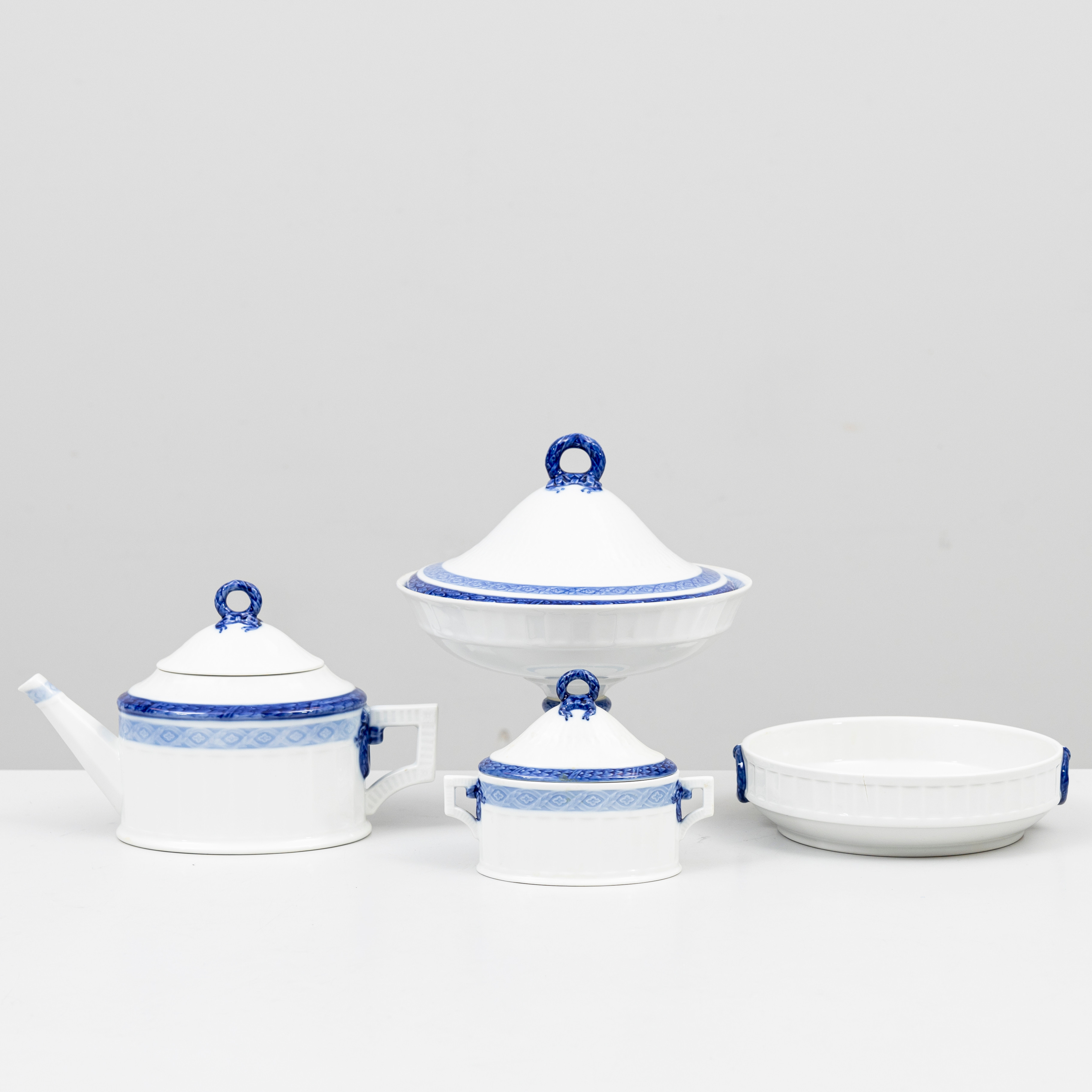 ARNOLD KROGH. Servisdelar, 4 st, porslin, "Blue Fan", Royal Copenhagen, Danmark.