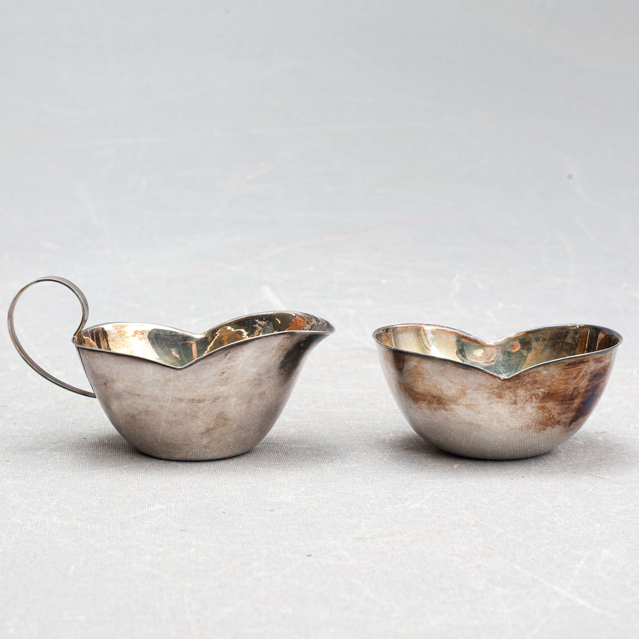 GRÄDDKANNA samt sockerskål, silver 835.