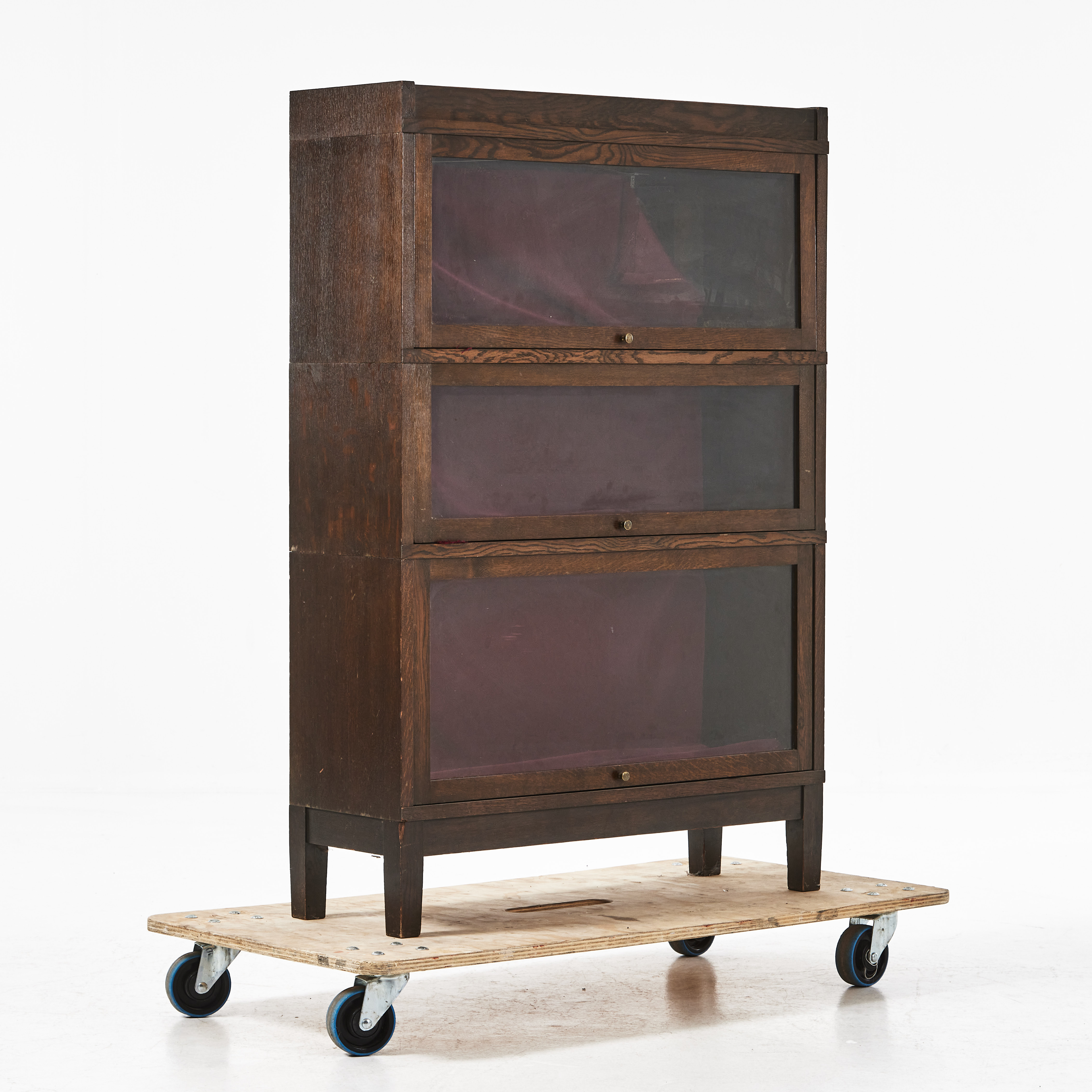 BOKHYLLESEKTIONER med glasdörrar, stomme i ek, inredning i sammet, sannolikt Åtvidaberg.