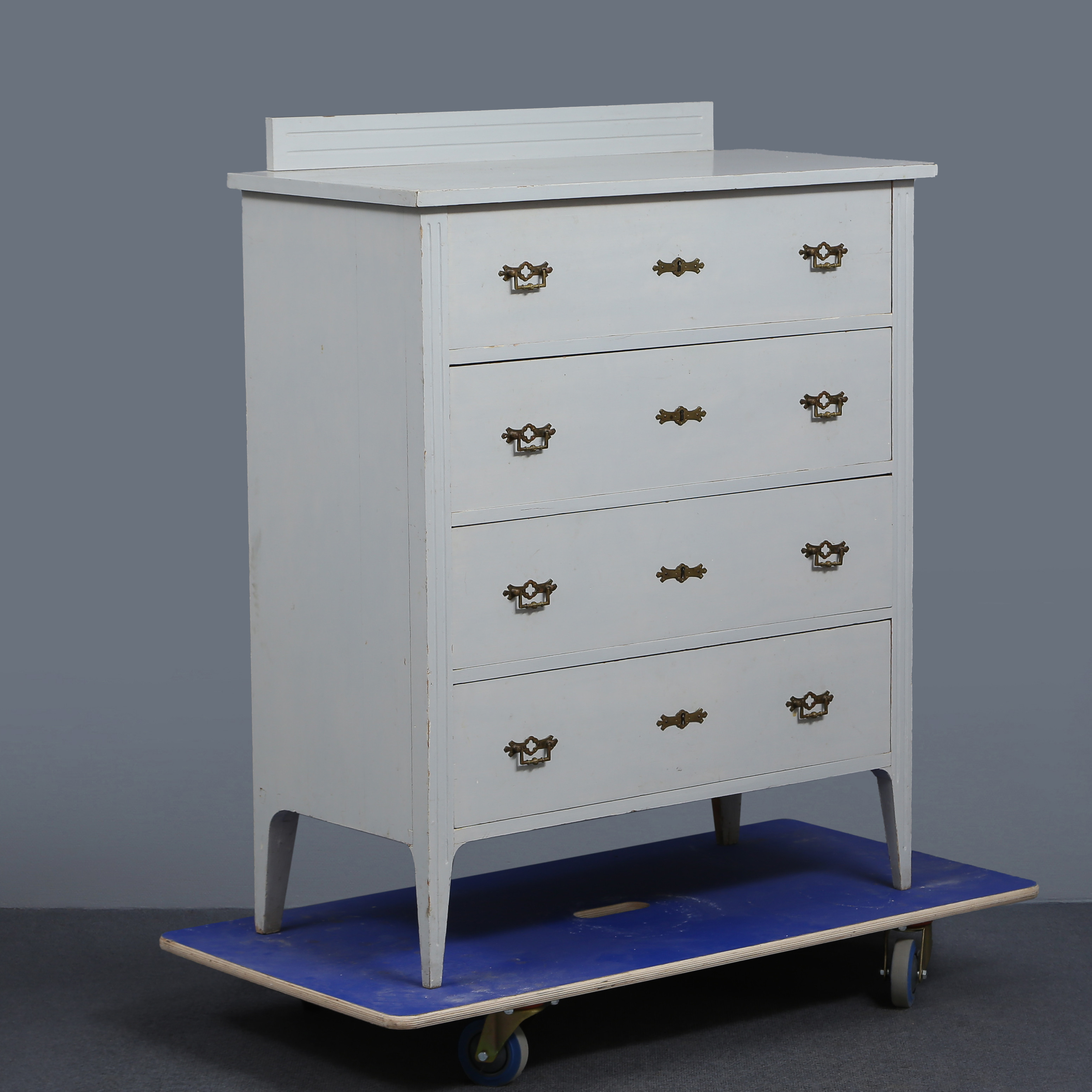 BYRÅ, PROVENIENS, FÅGELFORS HERRGÅRD, GÄSTRUM, 4-LÅDIG, JUGEND, 1900-TALETS FÖRSTA HÄLFT, GRÅMÅLAD, BESLAG I MÄSSING.