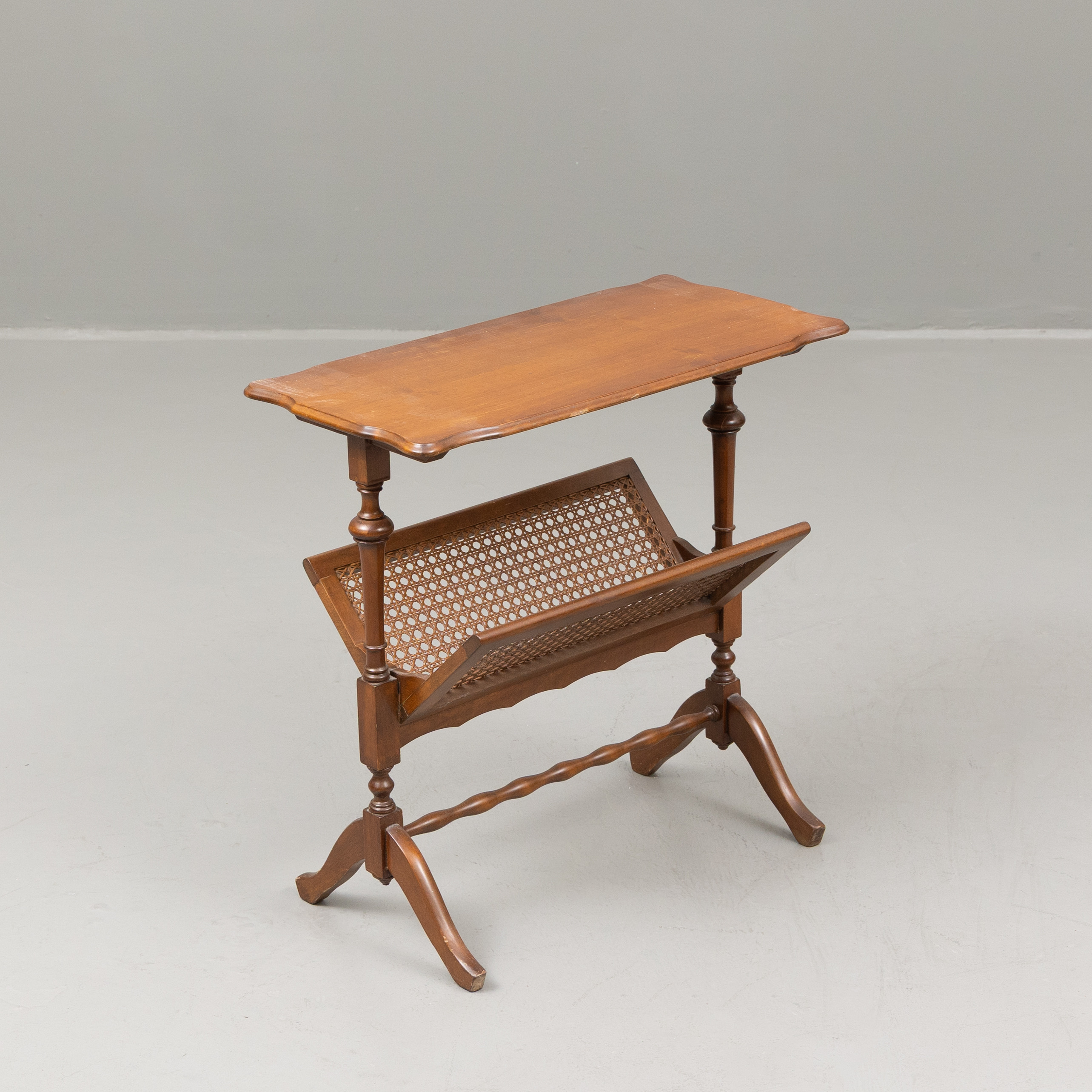 TIDNINGSBORD, trä, 1900-talets andra hälft.