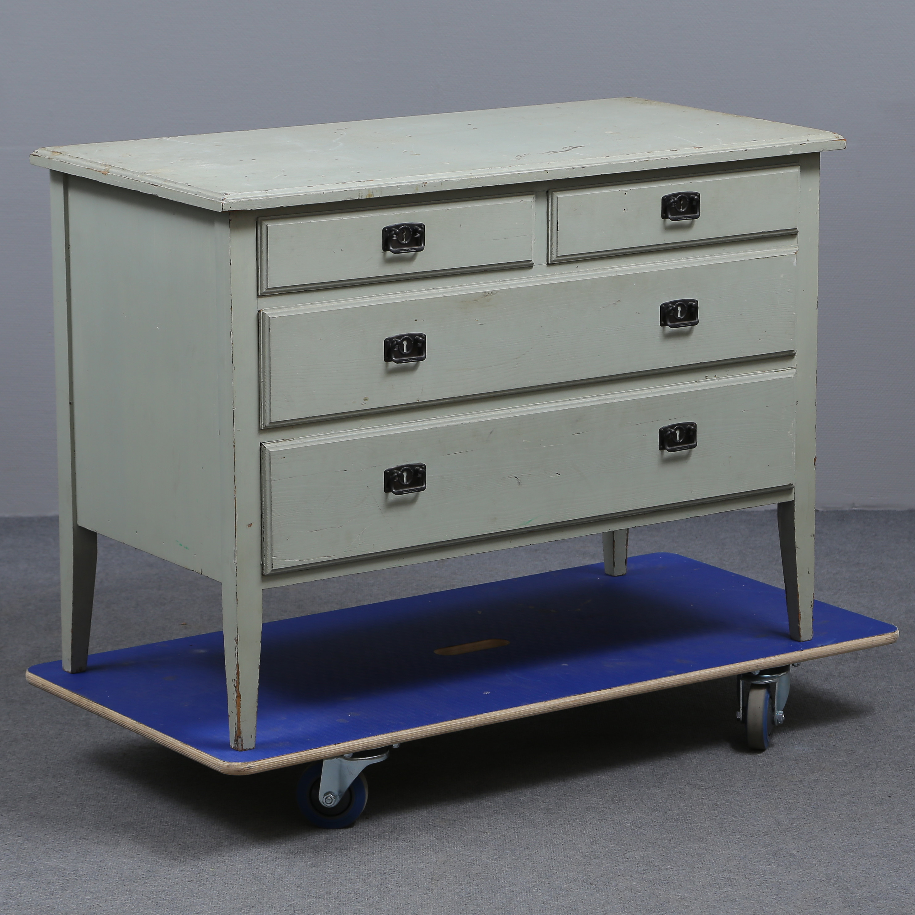 BYRÅ, PROVENIENS, FÅGELFORS HERRGÅRD, GÄSTRUM, 4-LÅDIG, ANTIKGRÅ, FURU, 1900-TALETS FÖRSTA HÄLFT.