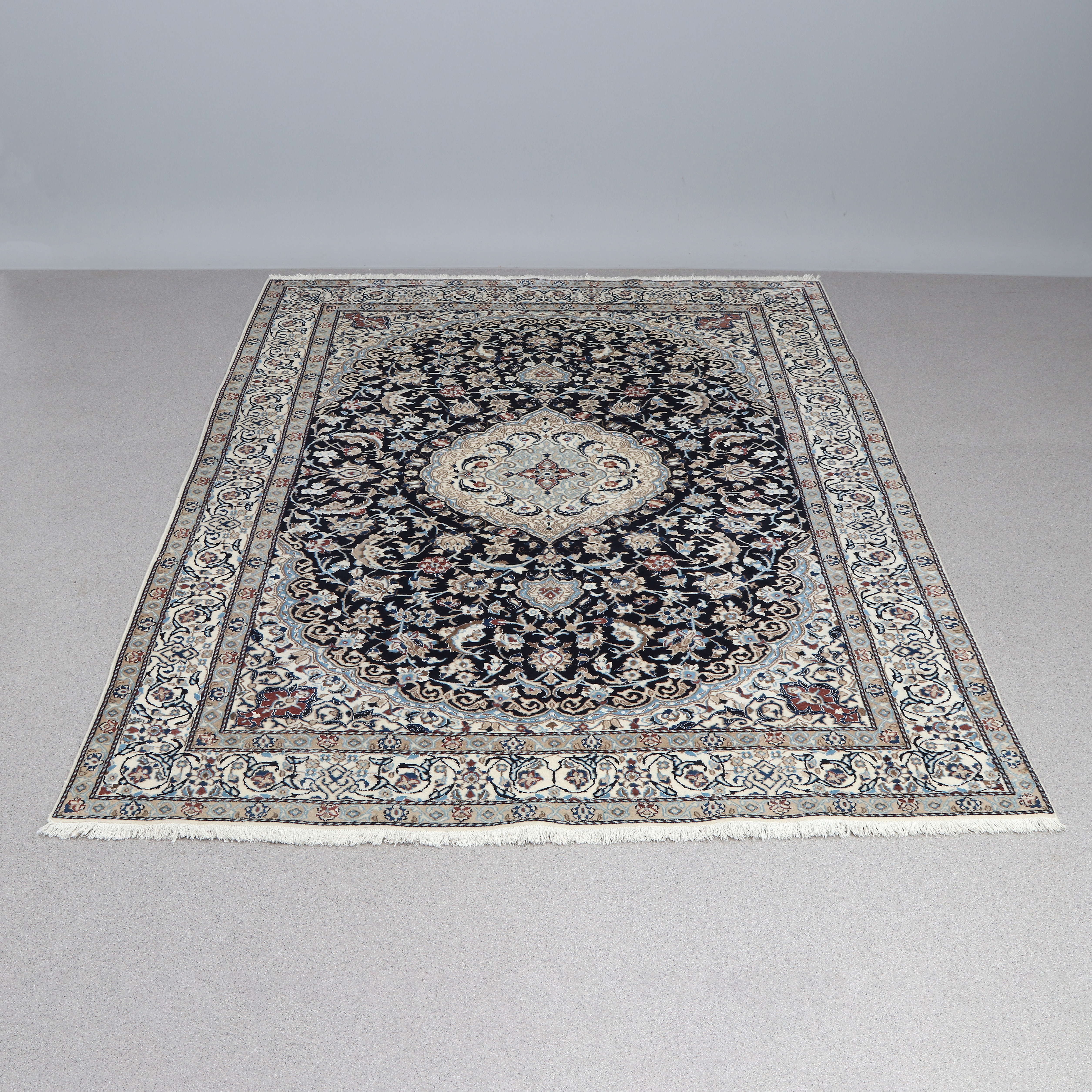 NAIN. Handknuten, ull på bomullsvarp.