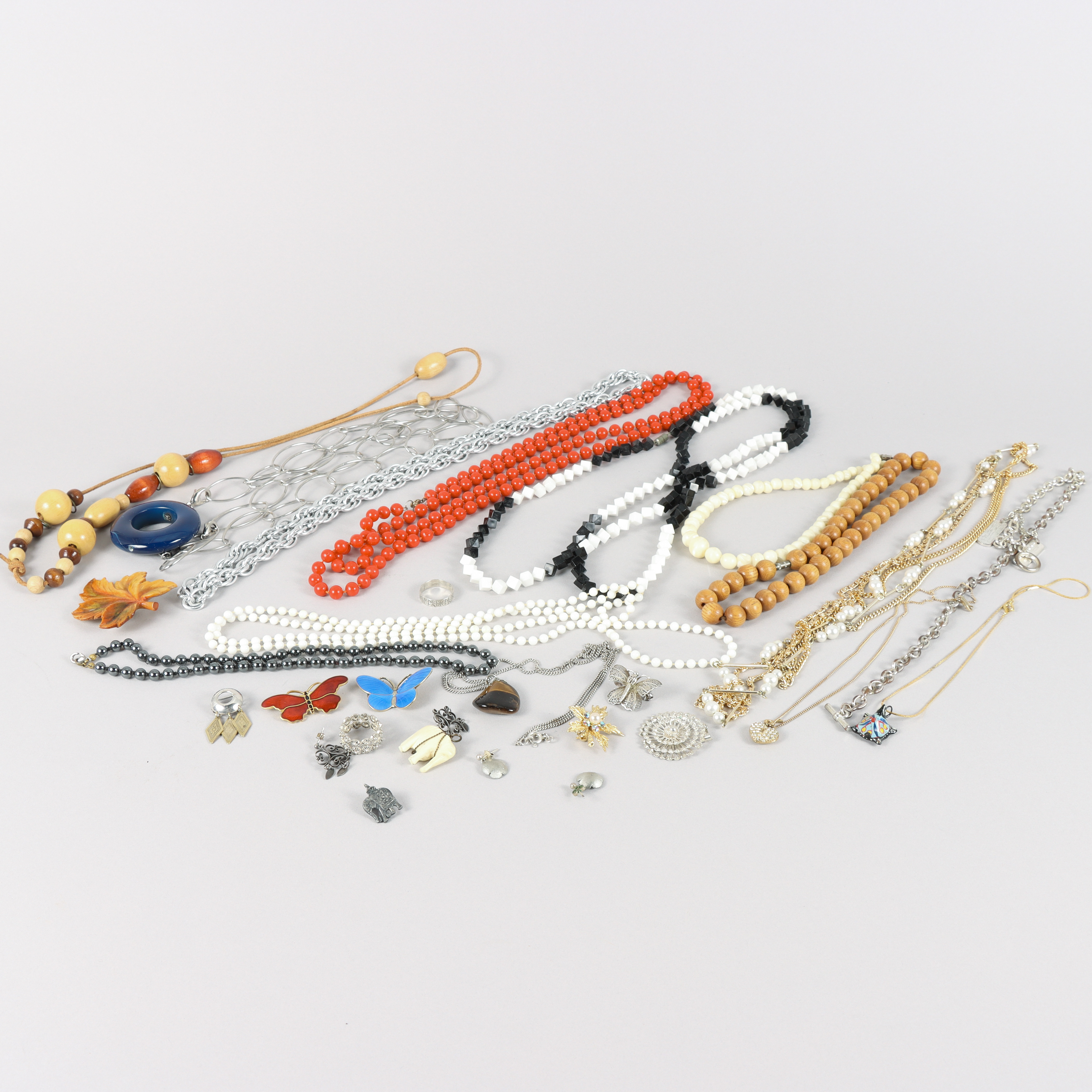 SMYCKEN, bijouterier och någon del i silver.