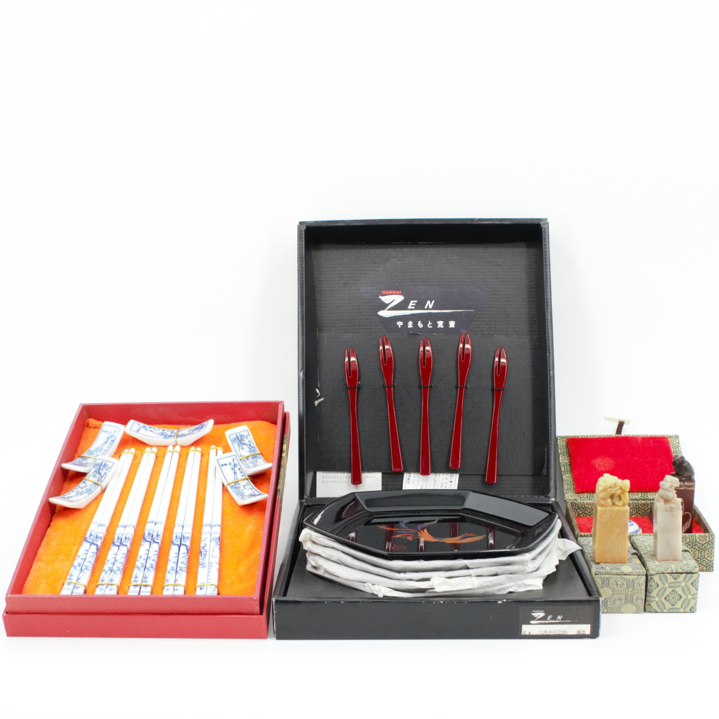 STÄMPLAR, LACKARBETEN och ÄTPINNAR, 10 + 3 + 15 delar, täljsten, trä, Kina.