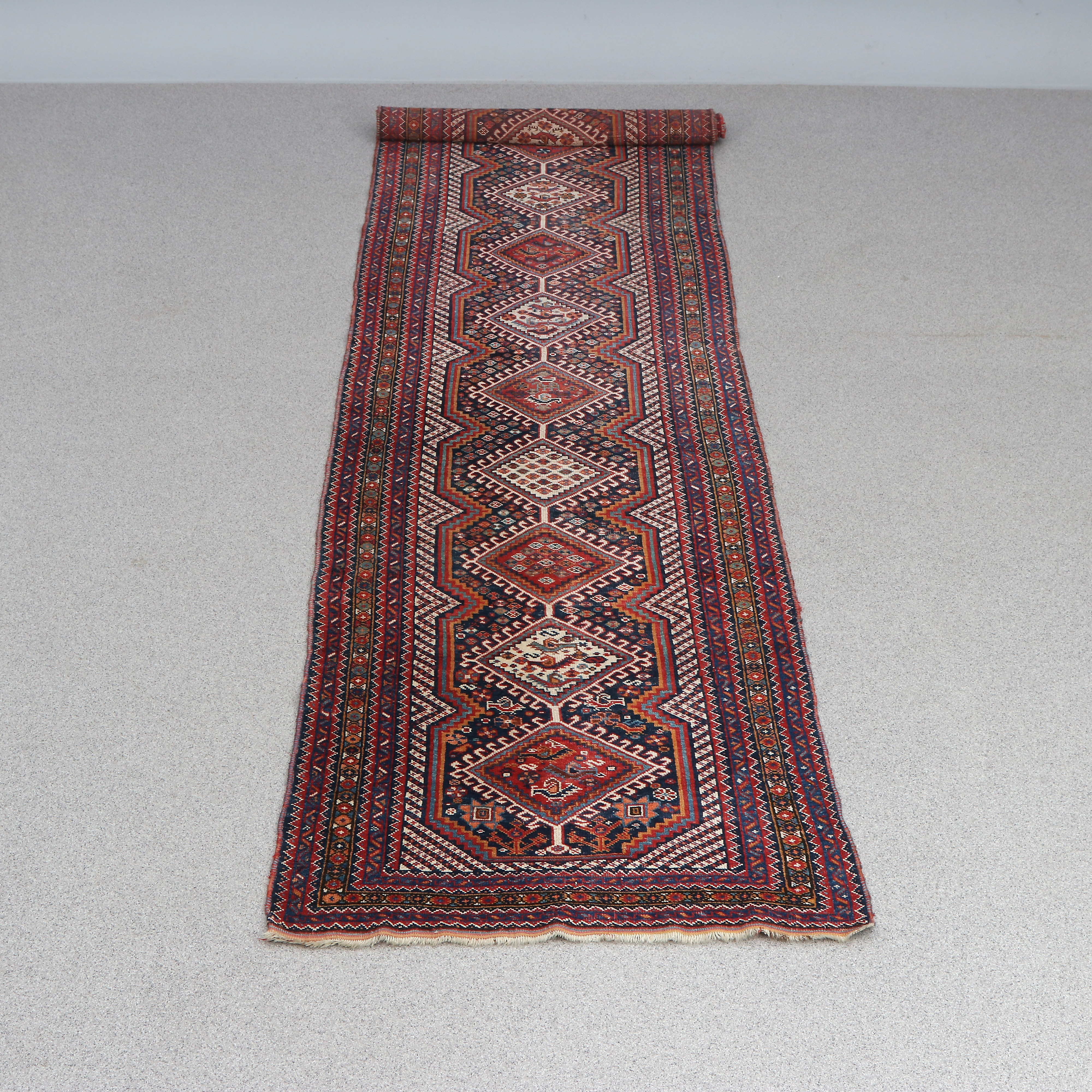 GALLERIMATTA. Handknuten, ull på ullvarp.