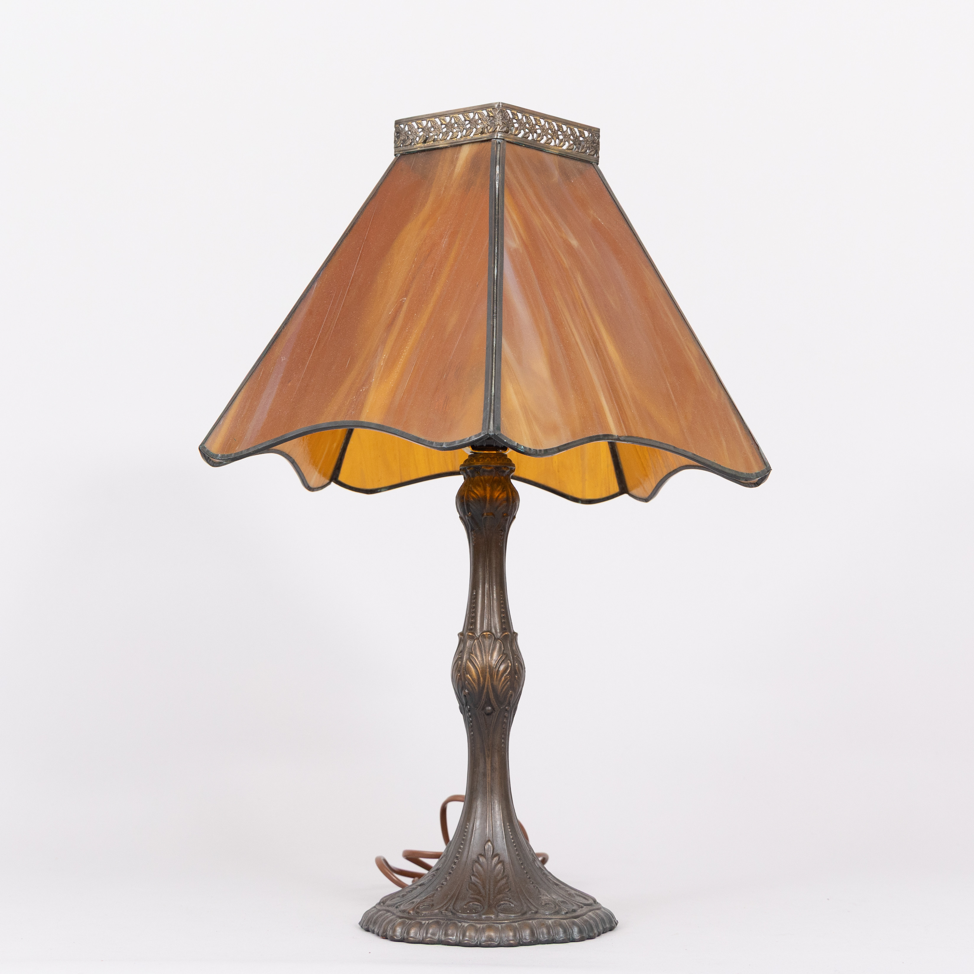 BORDSLAMPA, mässing/glas, 1900-talets första hälft.