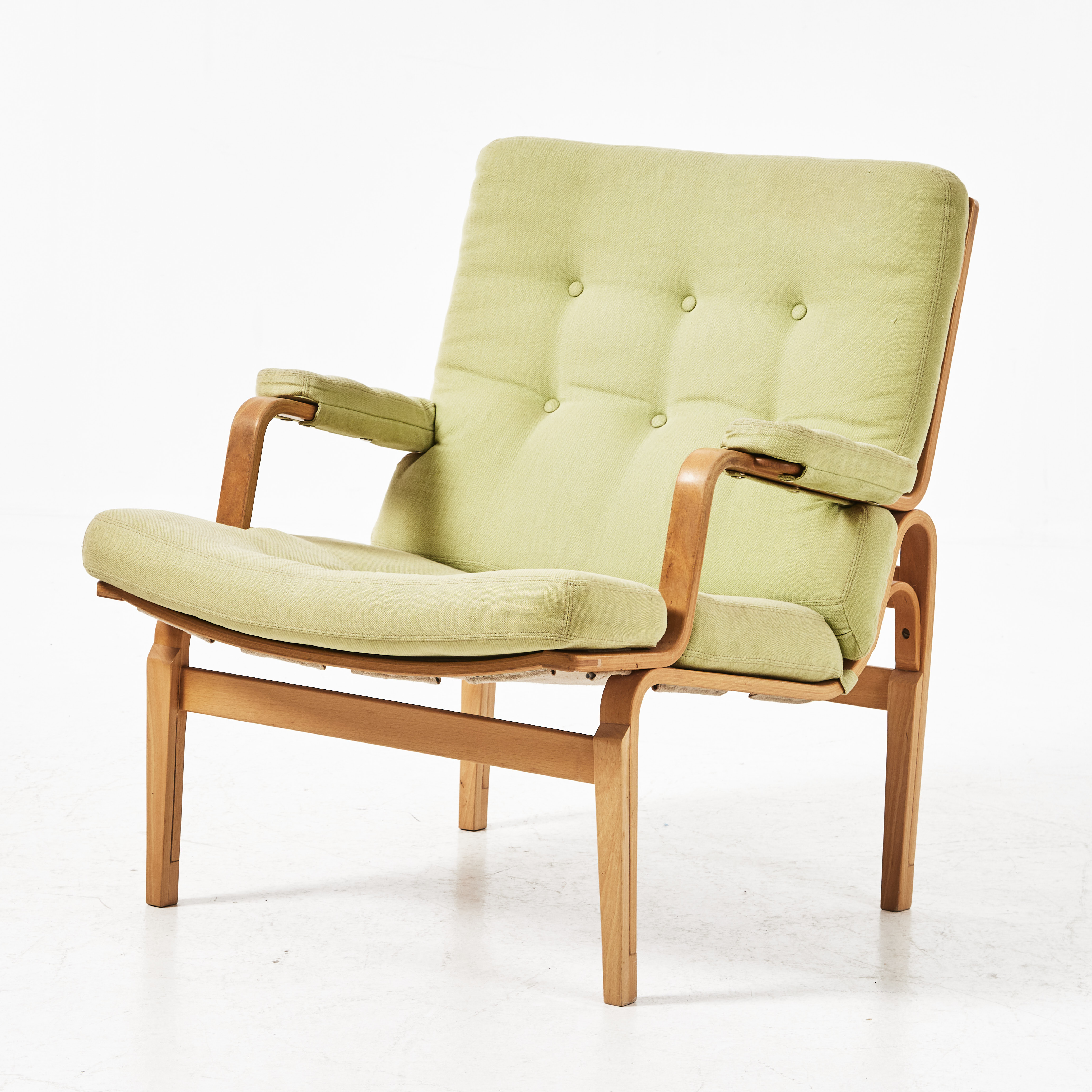 BRUNO MATHSSON. Fåtölj, modell "Ingrid", grön klädsel, stomme i bok, DUX.